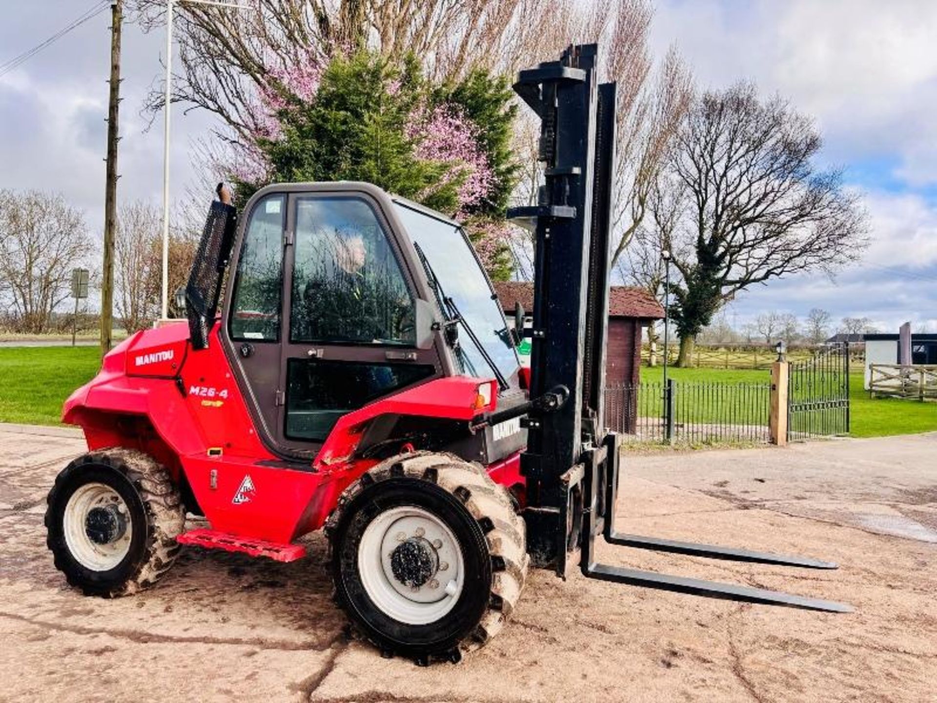 MANITOU M26-4 ROUGH TERRIAN 4WD FORKLIFT *YEAR 2017* C/W PALLET TINES - Image 7 of 16