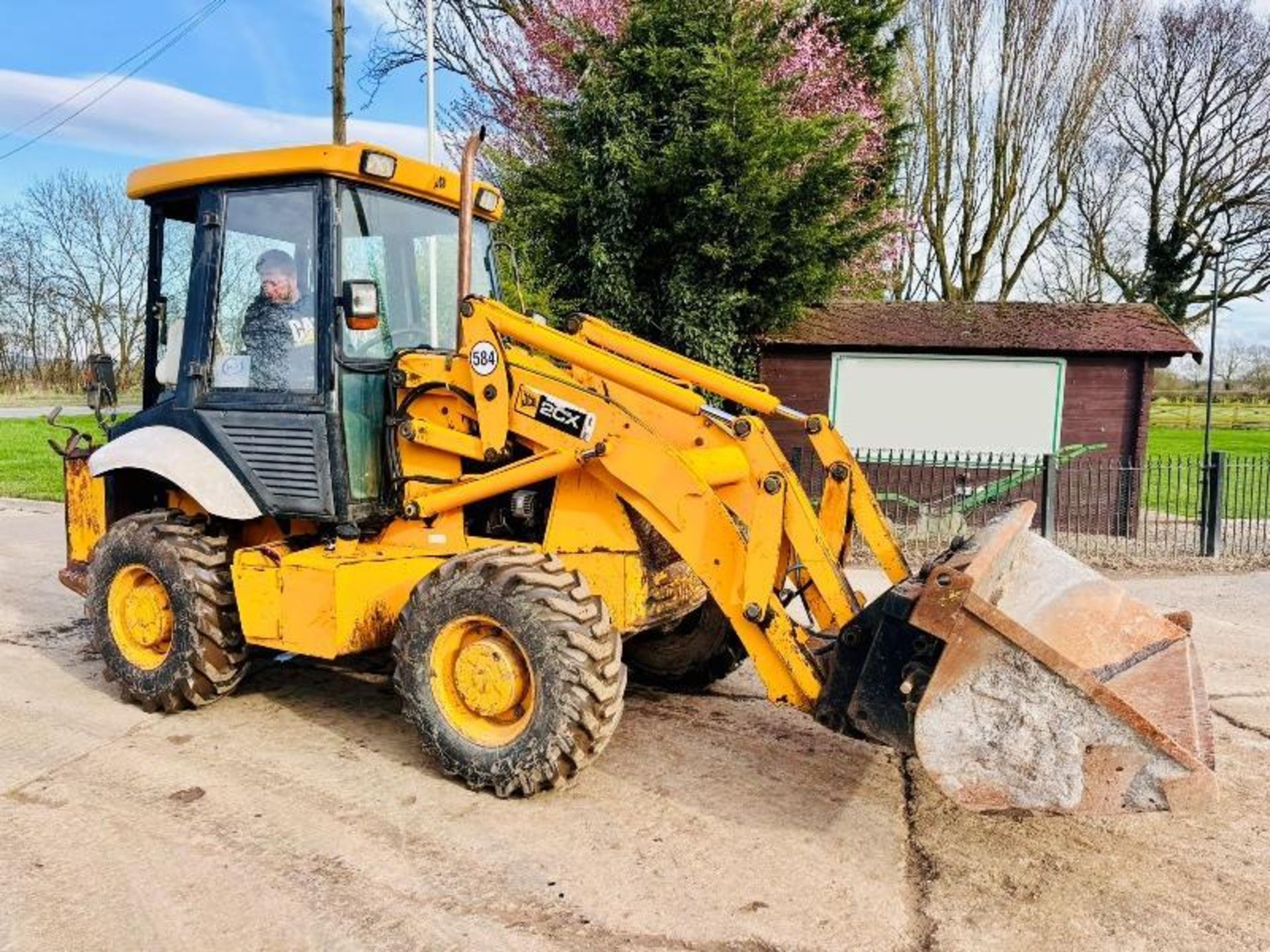 JCB 2CX 4WD LOADING SHOVEL C/W 4 WHEEL STEER & SIDE TIP BUCKET  - Image 13 of 16