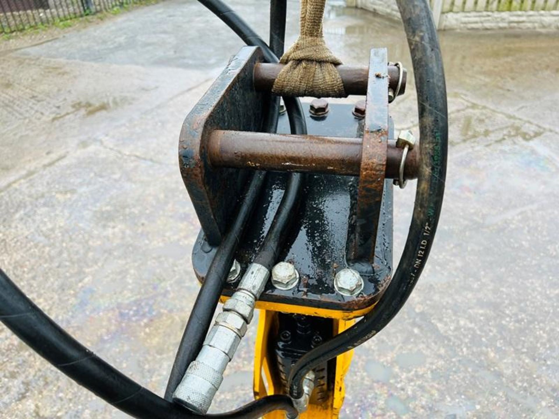 HYDRAULIC BREAKER TO SUIT 3 TON EXCAVATOR QUICK HITCH C/W PIPES - Image 6 of 6