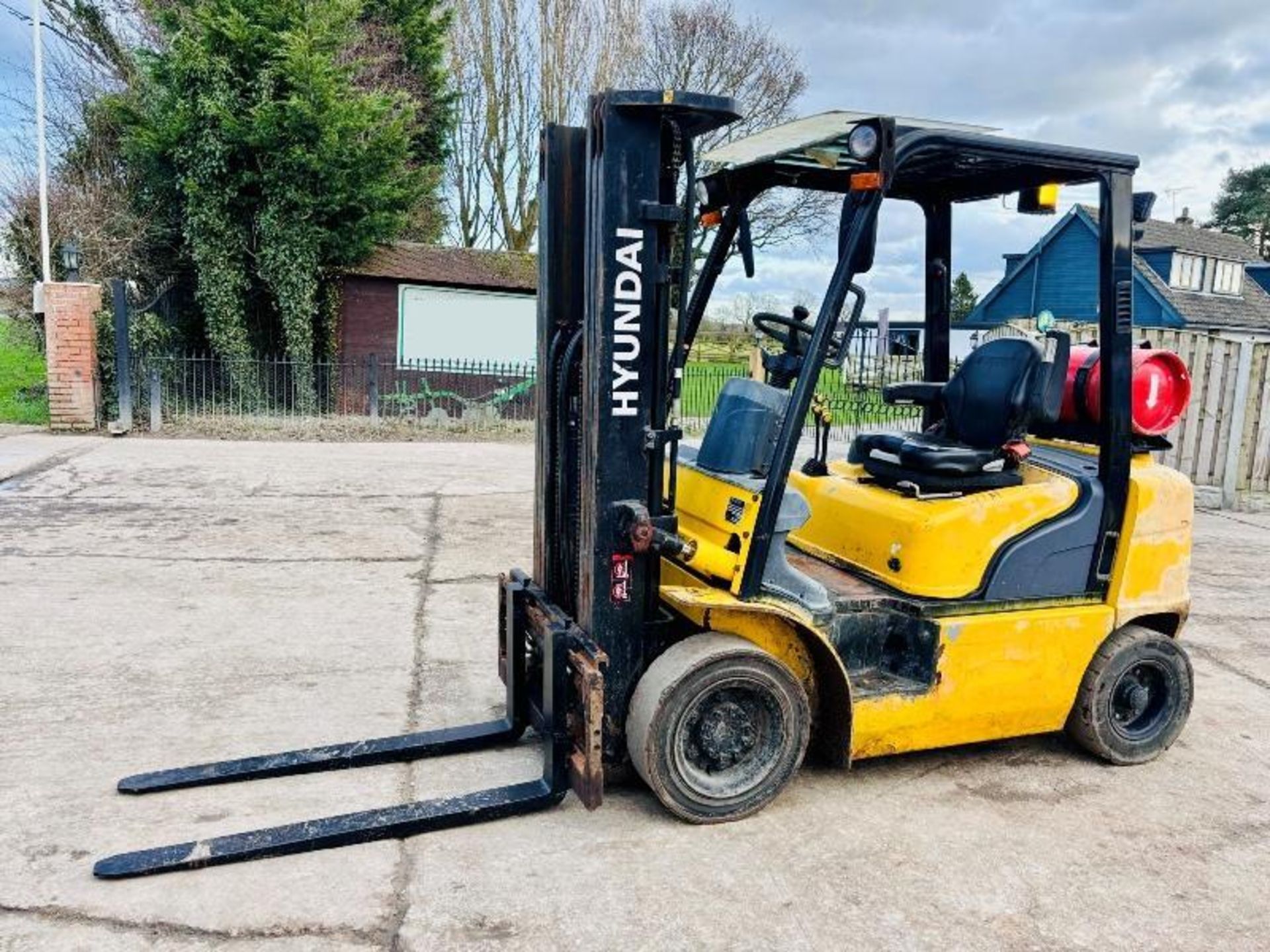 HYUNDAI 25L-7A CONTAINER SPEC FORKLIFT *YEAR 2017* C/W PALLET TINES