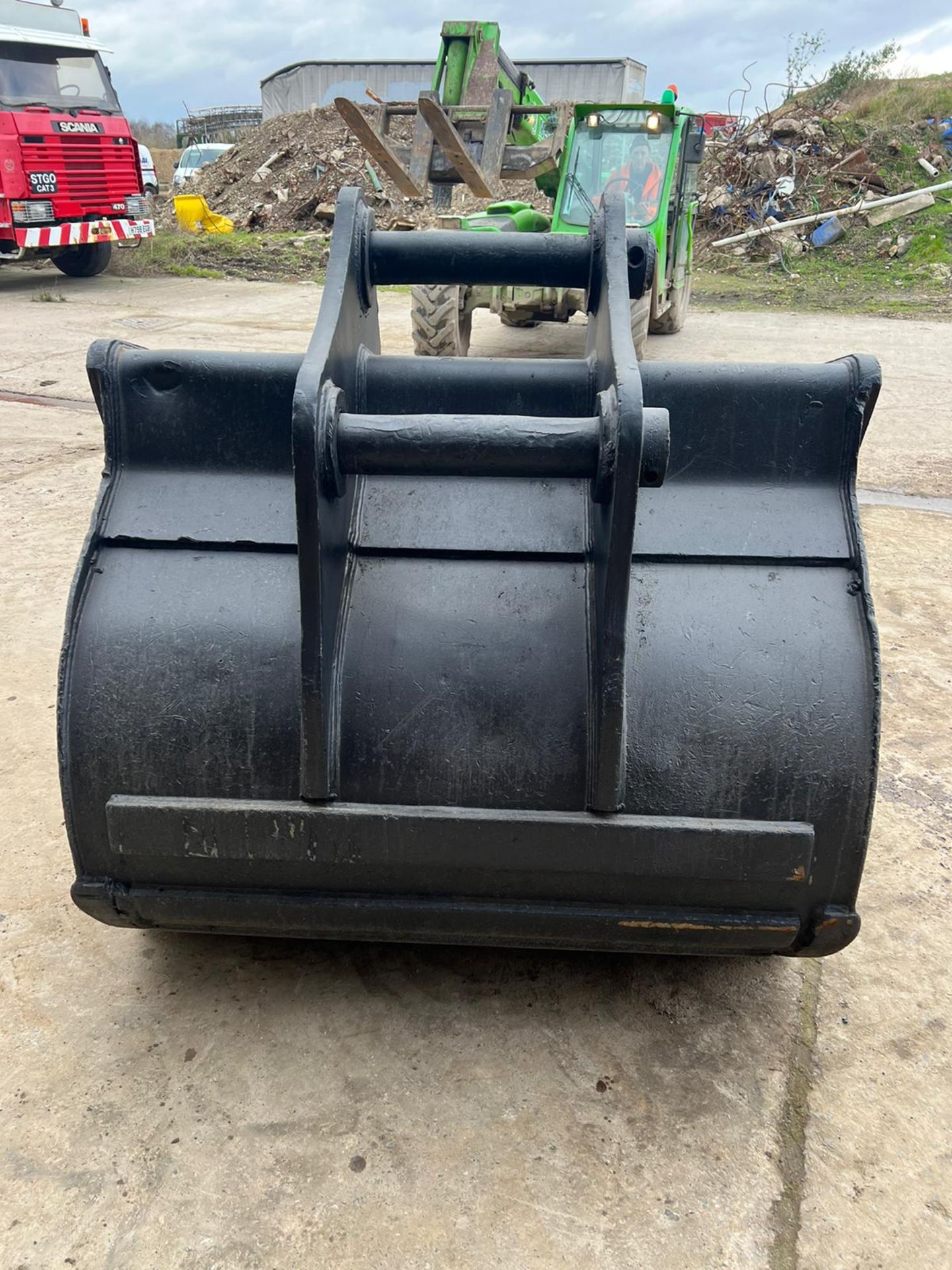 DIGGER BUCKET - 1560B, 520pg, 100 PINS - Image 3 of 3