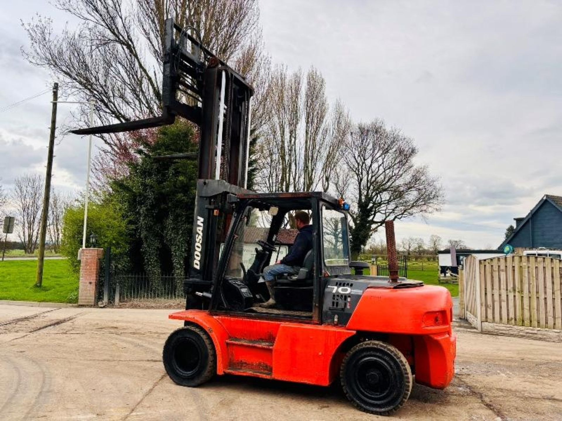 DOOSAN D706-5 7 TON DIESEL FORKLIFT *YEAR 2013* C/W SIDE SHIFT - Image 9 of 16