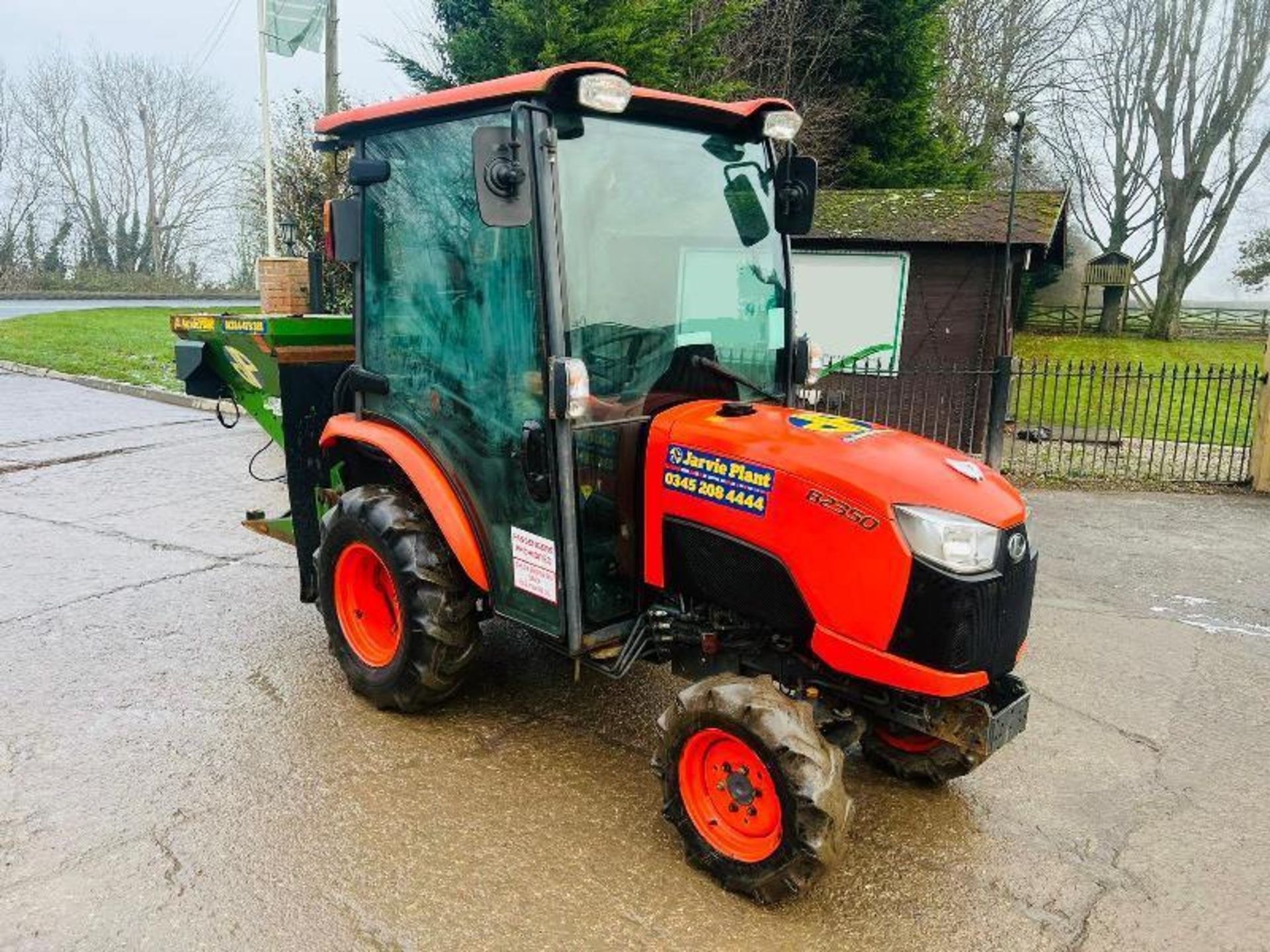 KUBOTA B2350 4WD TRACTOR *YEAR 2018* AMAZONE E+S 301 HYDRO SALT SPREADER - Image 17 of 19