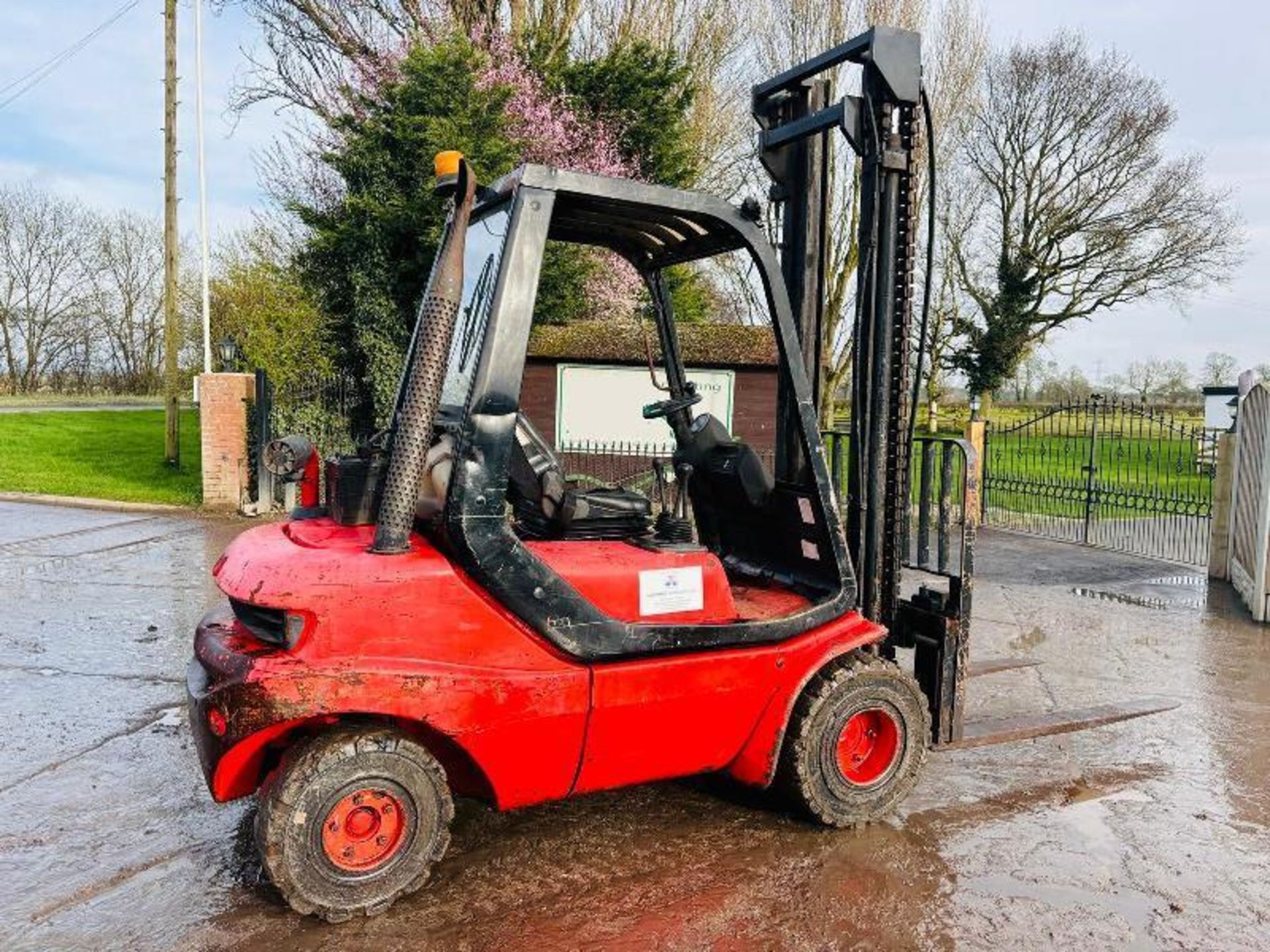 LINDE H30D DIESEL FORKLIFT C/W 2 STAGE MAST & PERKINS ENGINE - Image 15 of 16