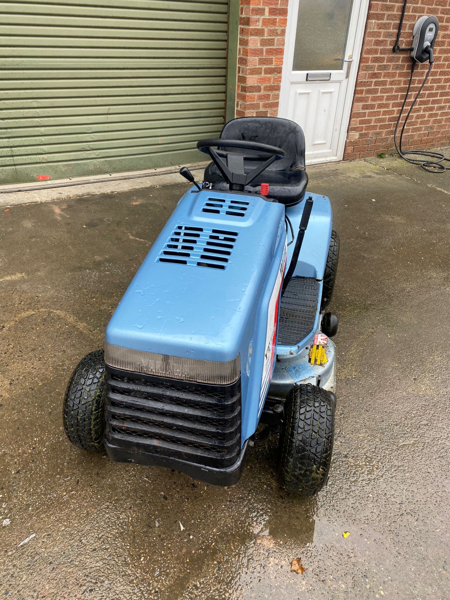 YAMAHA YT3600 RIDE ON MOWER VINTAGE WITH KEYS AND MANUAL - Image 4 of 5