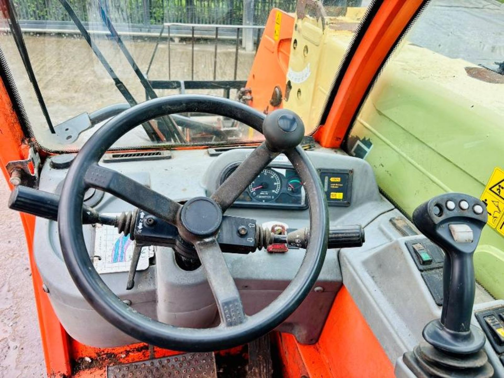 JLG 266 4WD TELEHANDLER *ROAD REGISTERED* C/W PALLET TINES  - Image 10 of 15