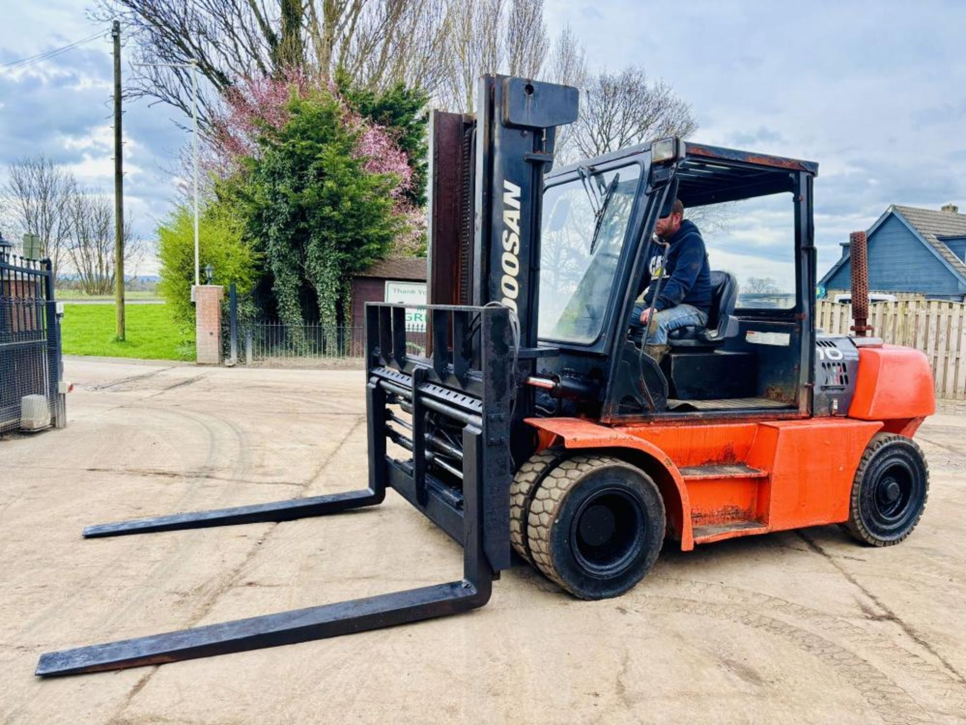 DOOSAN D706-5 7 TON DIESEL FORKLIFT *YEAR 2013* C/W SIDE SHIFT