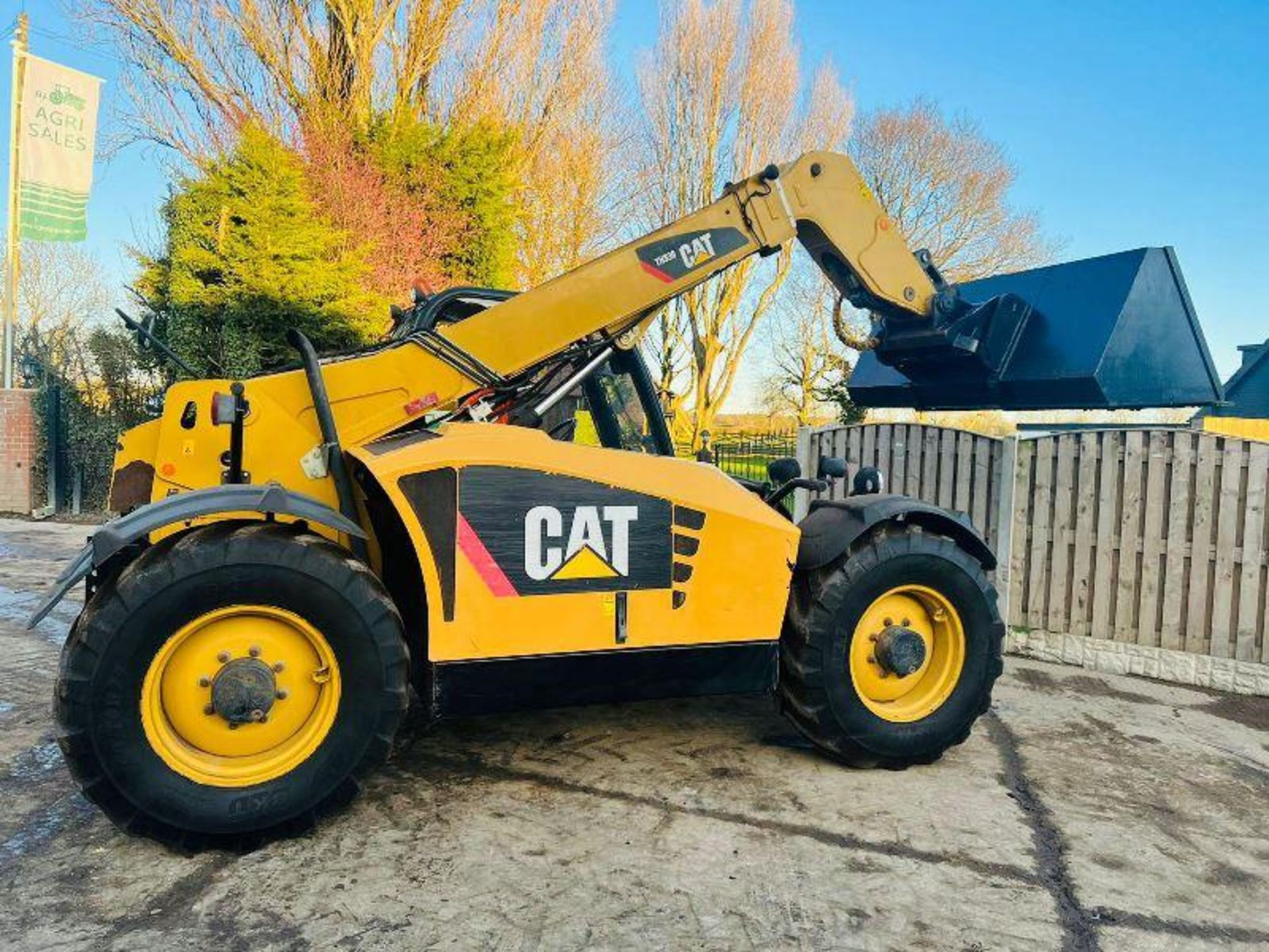 CATERPILLAR TH336 4WD TELEHANDLER * YEAR 2009 * C/W BRAND NEW BUCKET - Image 6 of 15