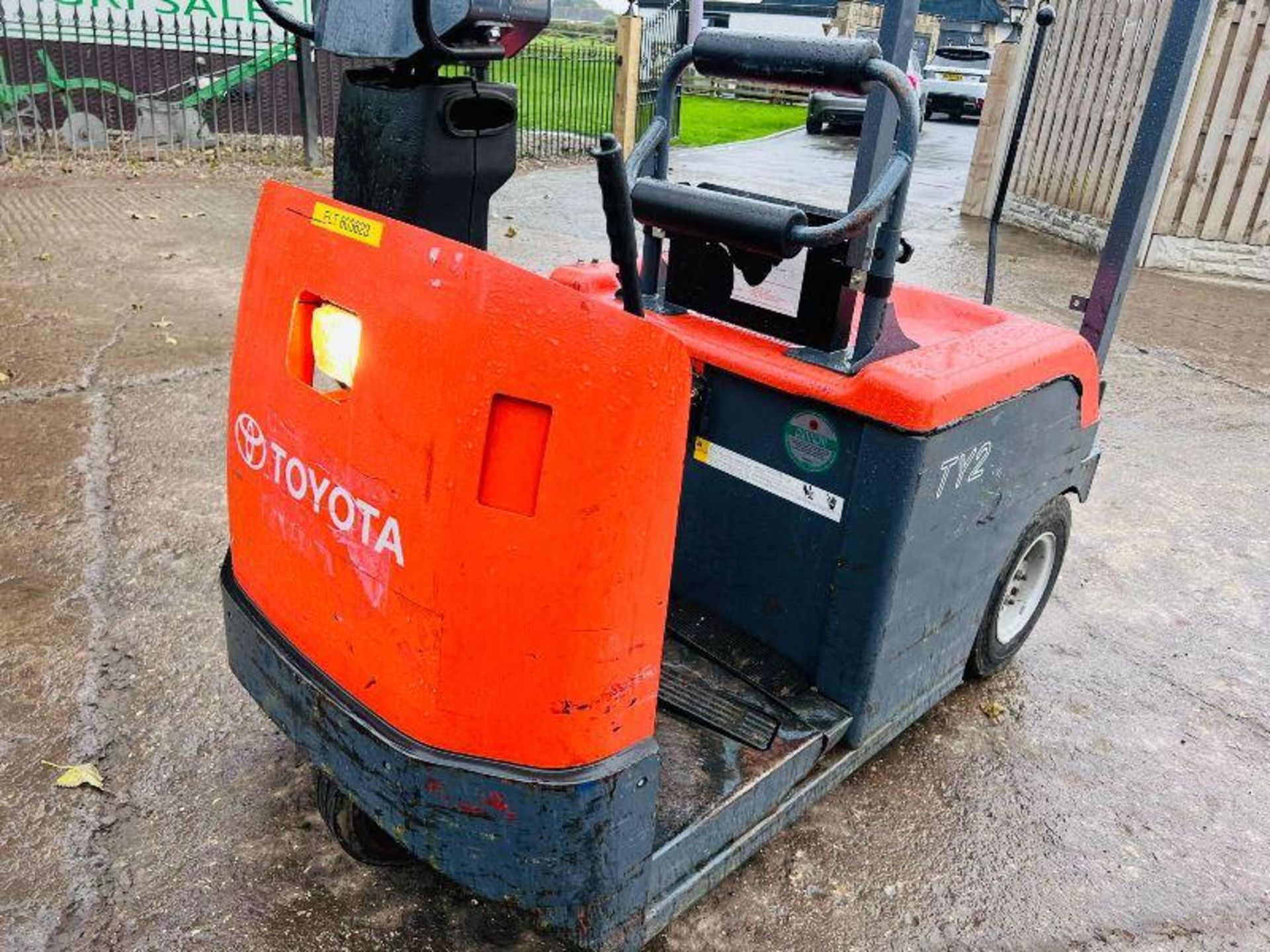 TOYOTA 4CBTY2 ELECTRIC TOW TUG *YEAR 2011* C/W ROLE BAR - Bild 4 aus 9