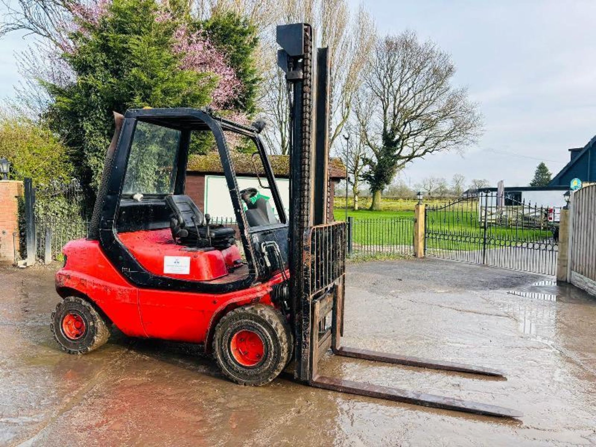 LINDE H30D DIESEL FORKLIFT C/W 2 STAGE MAST & PERKINS ENGINE - Image 4 of 16