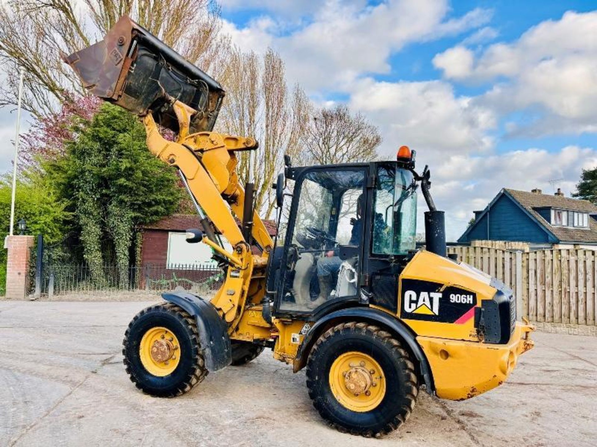 CATERPILLAR 906H LOADING SHOVEL C/W THREE IN ONE BUCKET  - Image 2 of 18