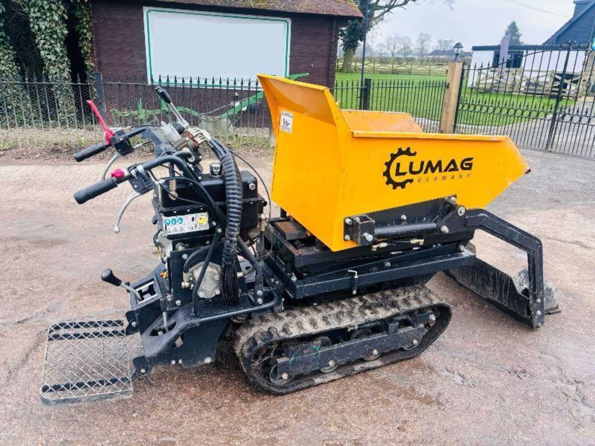 LUMAG SELF LOADING TRACKED PEDESTRIAN HIGH TIP DUMPER C/W RUBBER TRACKS - Bild 2 aus 16