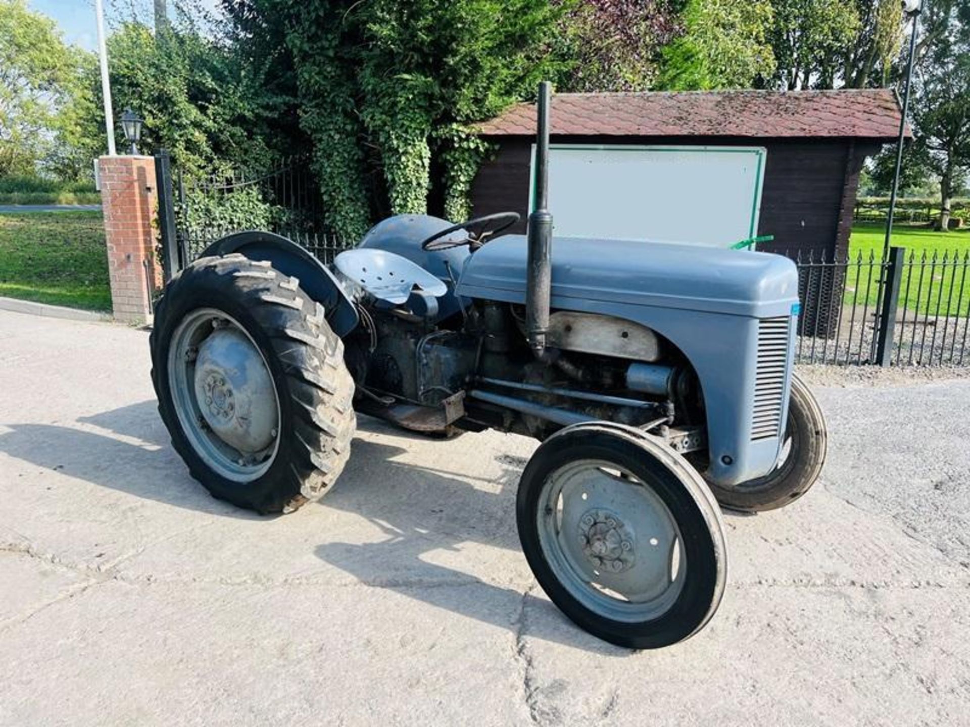 GREY FERGUSON 2WD TRACTOR C/W REAR WEIGHT BLOCK - Image 8 of 8