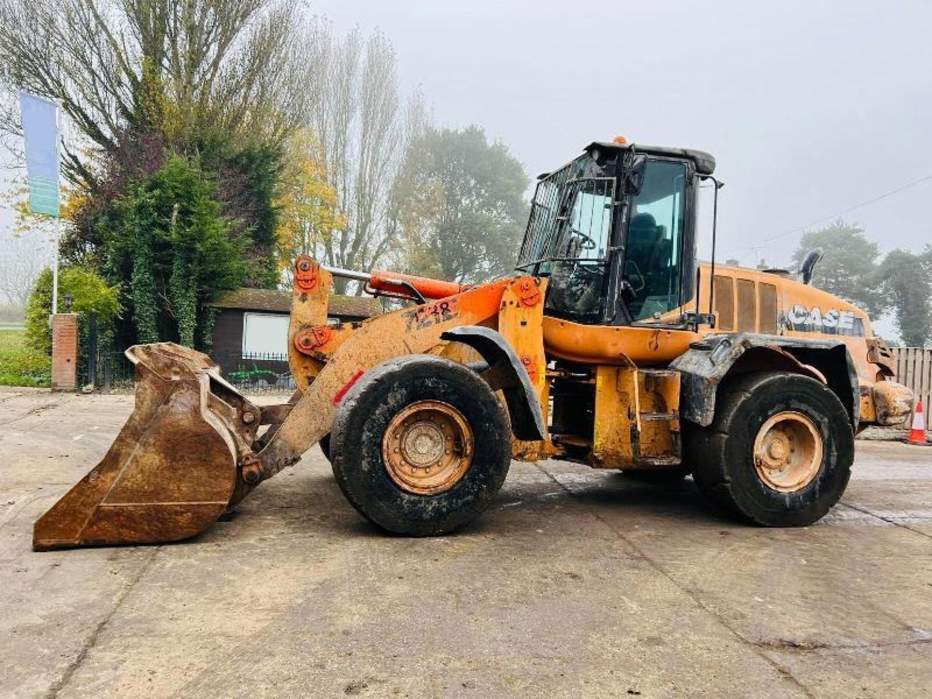 CASE 721E 4WD LOADING SHOVEL * YEAR 2010 * C/W BUCKET - Bild 7 aus 17