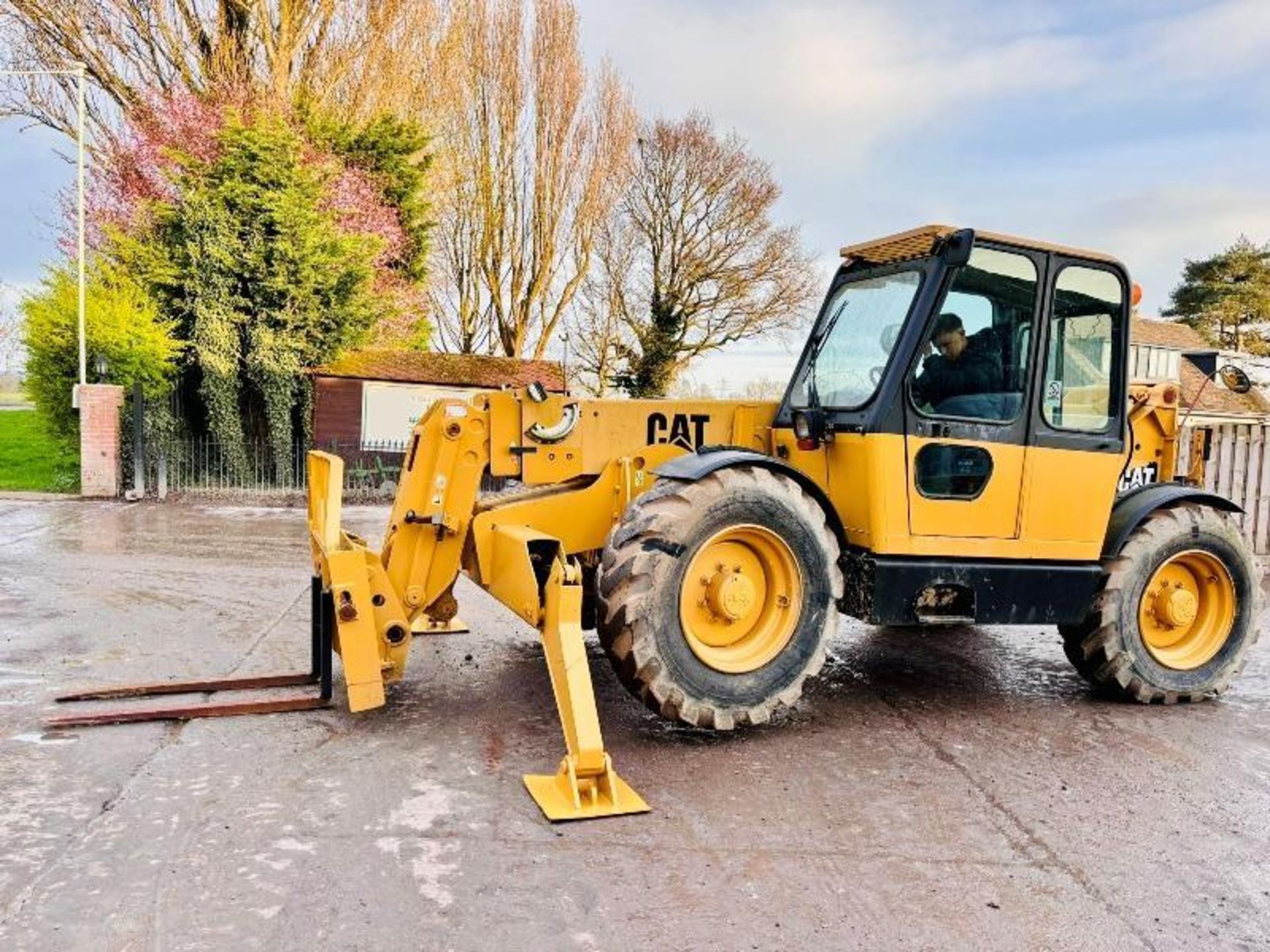 CATERPILLAR TH63 4WD TELEHANDLER C/W SWAY & PALLET TINES  - Image 17 of 18