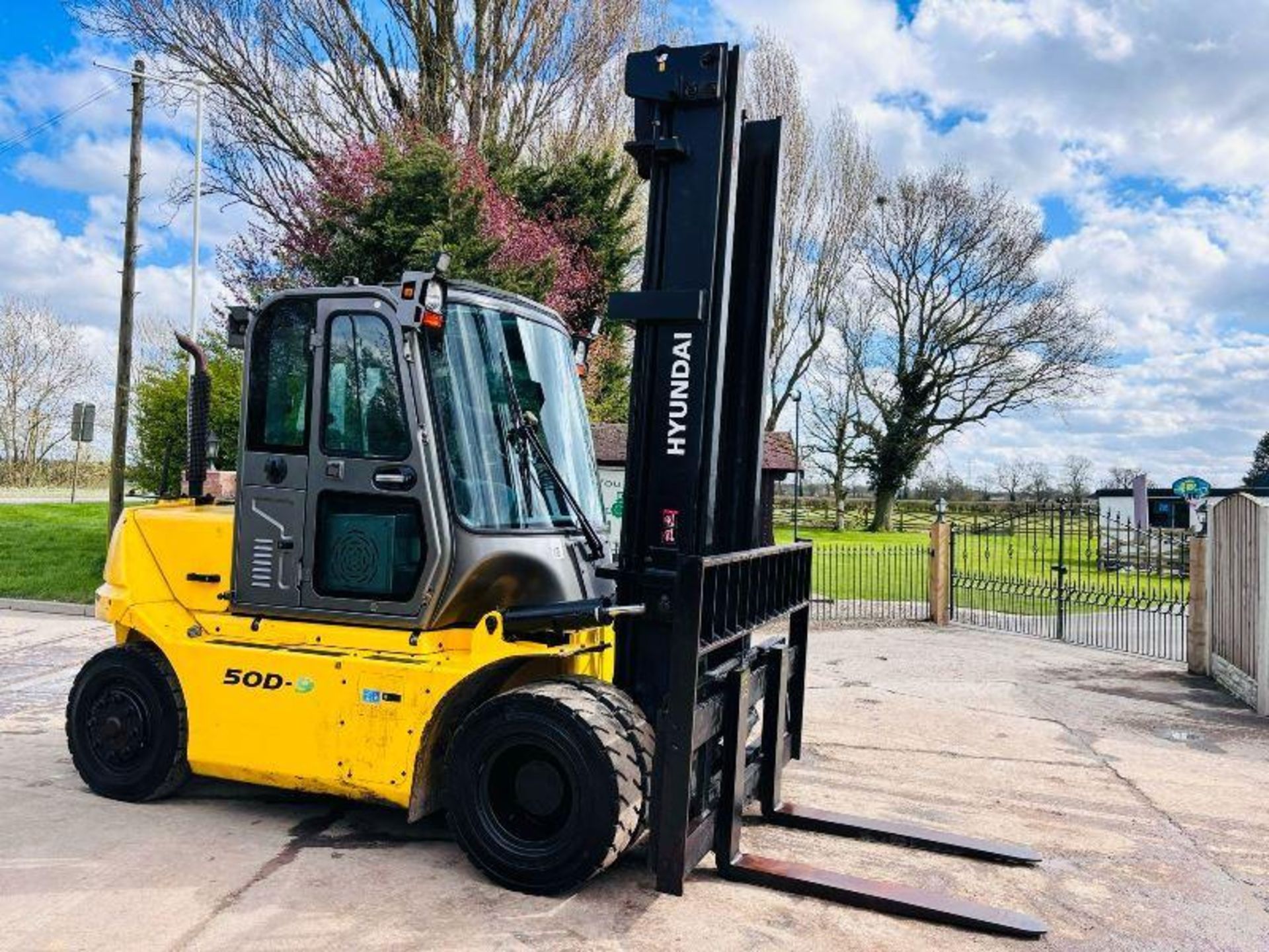 HYUNDAI 50D-9 DIESEL FORKLIFT *YEAR 2016, 5 TON LIFT* C/W SIDE SHIFT