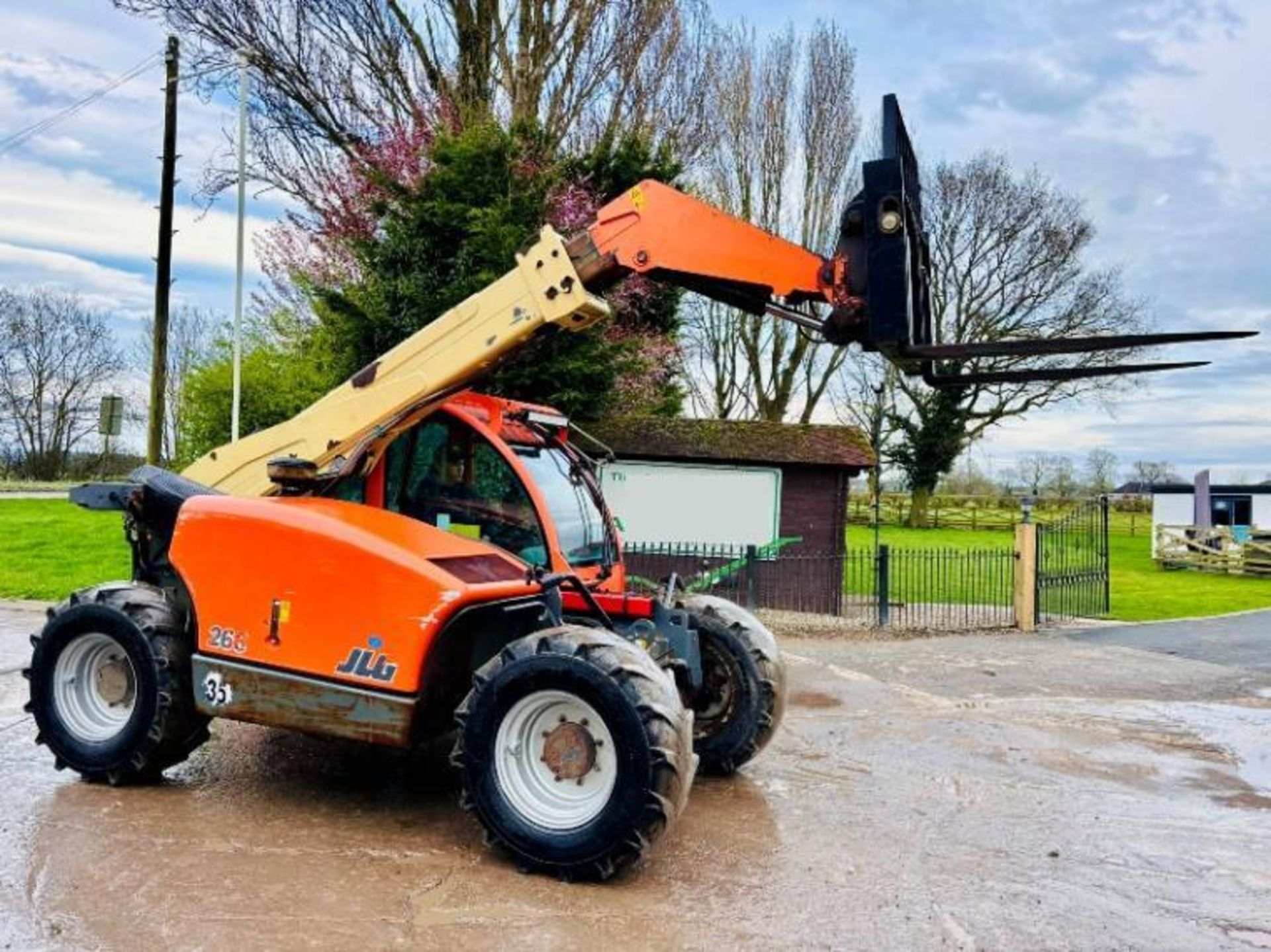 JLG 266 4WD TELEHANDLER *ROAD REGISTERED* C/W PALLET TINES  - Image 12 of 15