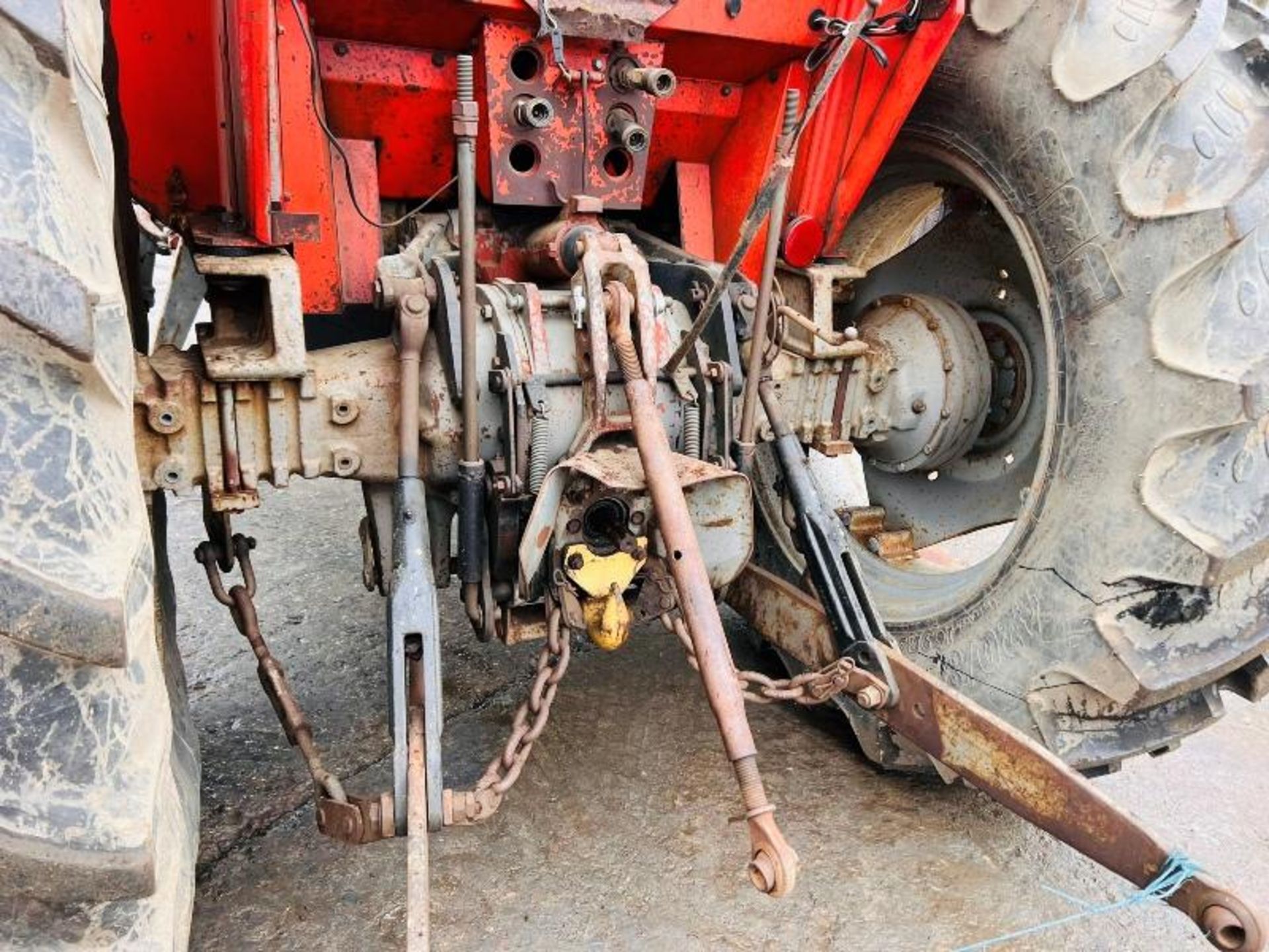 MASSEY FERGUSON MF590 TRACTOR C/W FRONT LOADER & MUCK FOLKS - Image 7 of 17