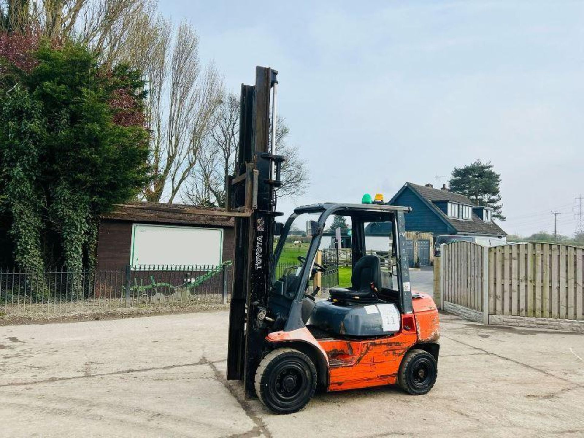 TOYOTA 25 DIESEL FORKLIFT C/W PALLET TINES - Image 5 of 12