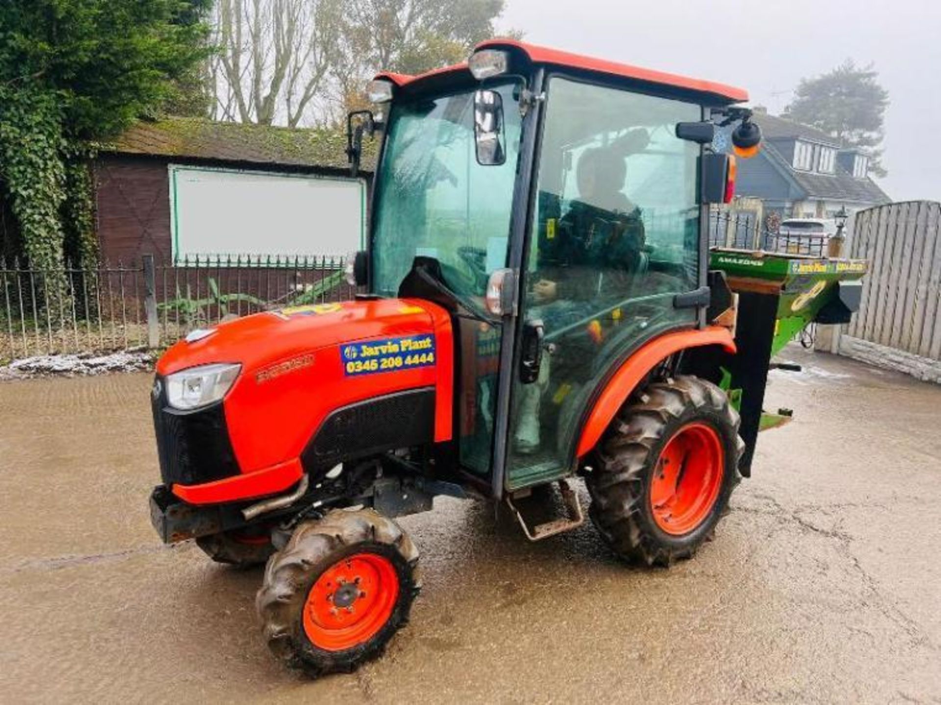 KUBOTA B2350 4WD TRACTOR *YEAR 2018* AMAZONE E+S 301 HYDRO SALT SPREADER - Image 16 of 19