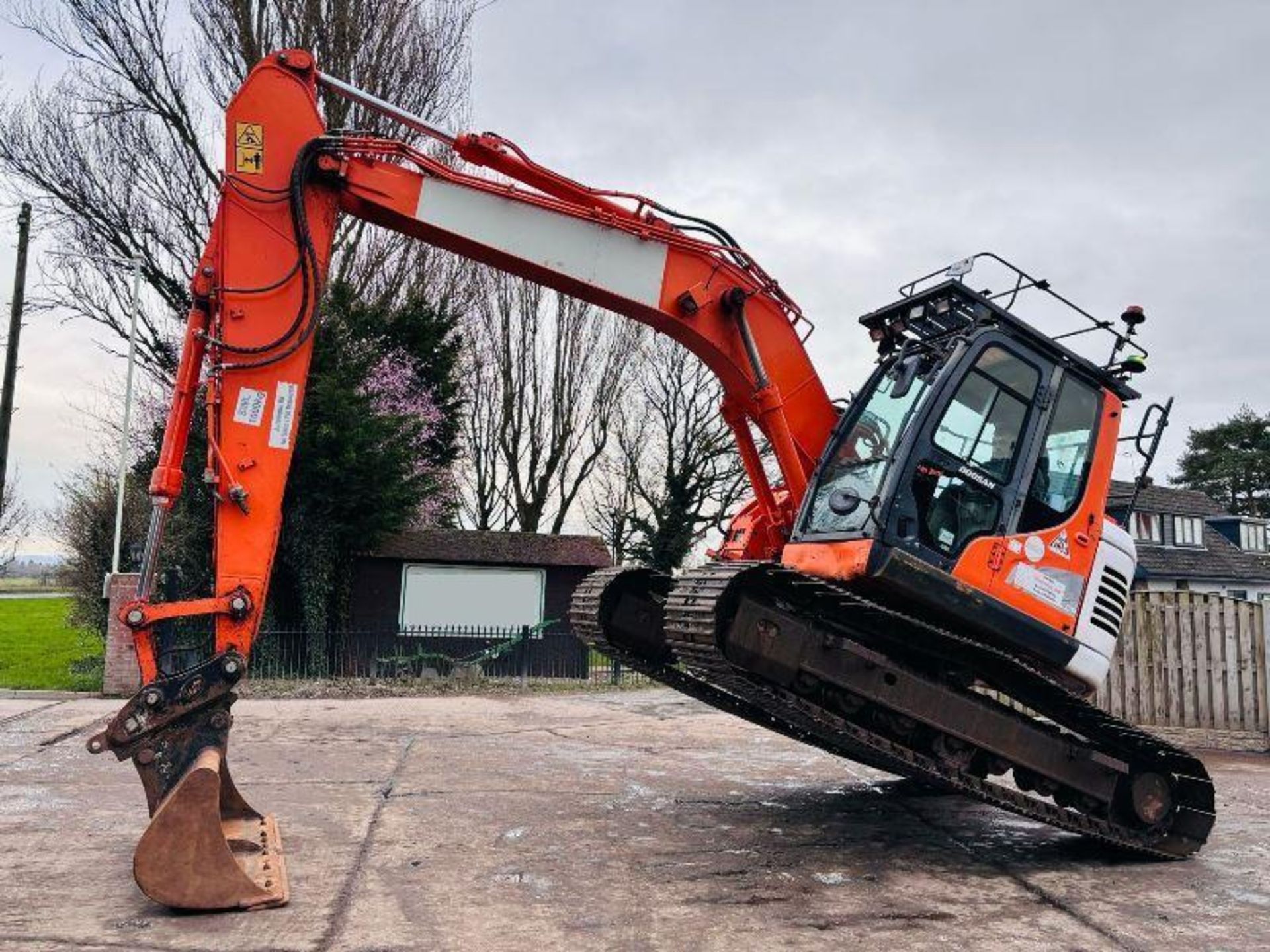 DOOSAN DX140LCR TRACKED EXCAVATOR *YEAR 2016* C/W QUICK HITCH & BUCKET - Image 2 of 19