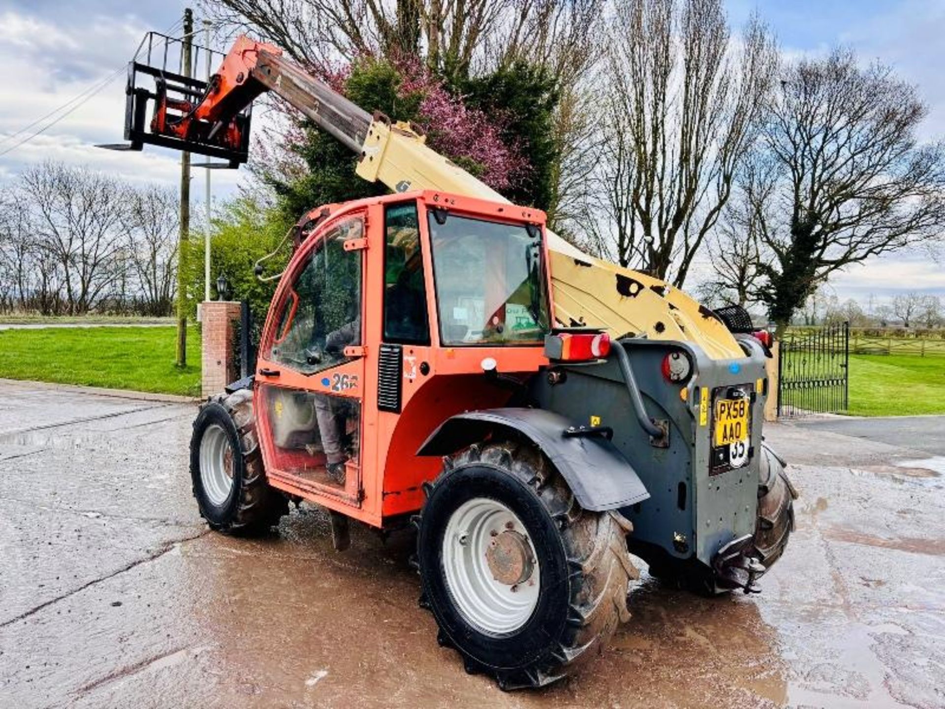 JLG 266 4WD TELEHANDLER *ROAD REGISTERED* C/W PALLET TINES  - Image 3 of 15