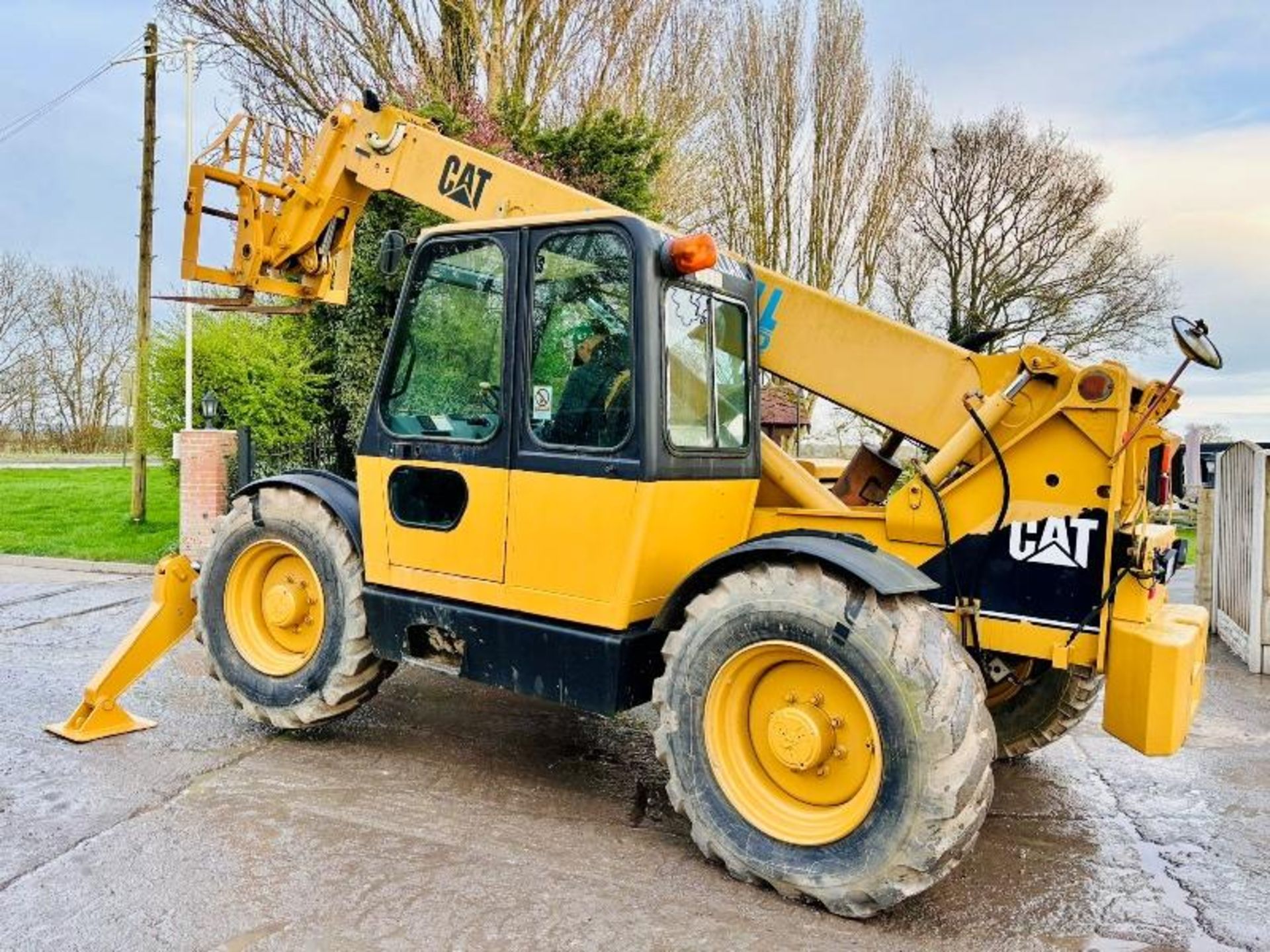 CATERPILLAR TH63 4WD TELEHANDLER C/W SWAY & PALLET TINES  - Image 18 of 18