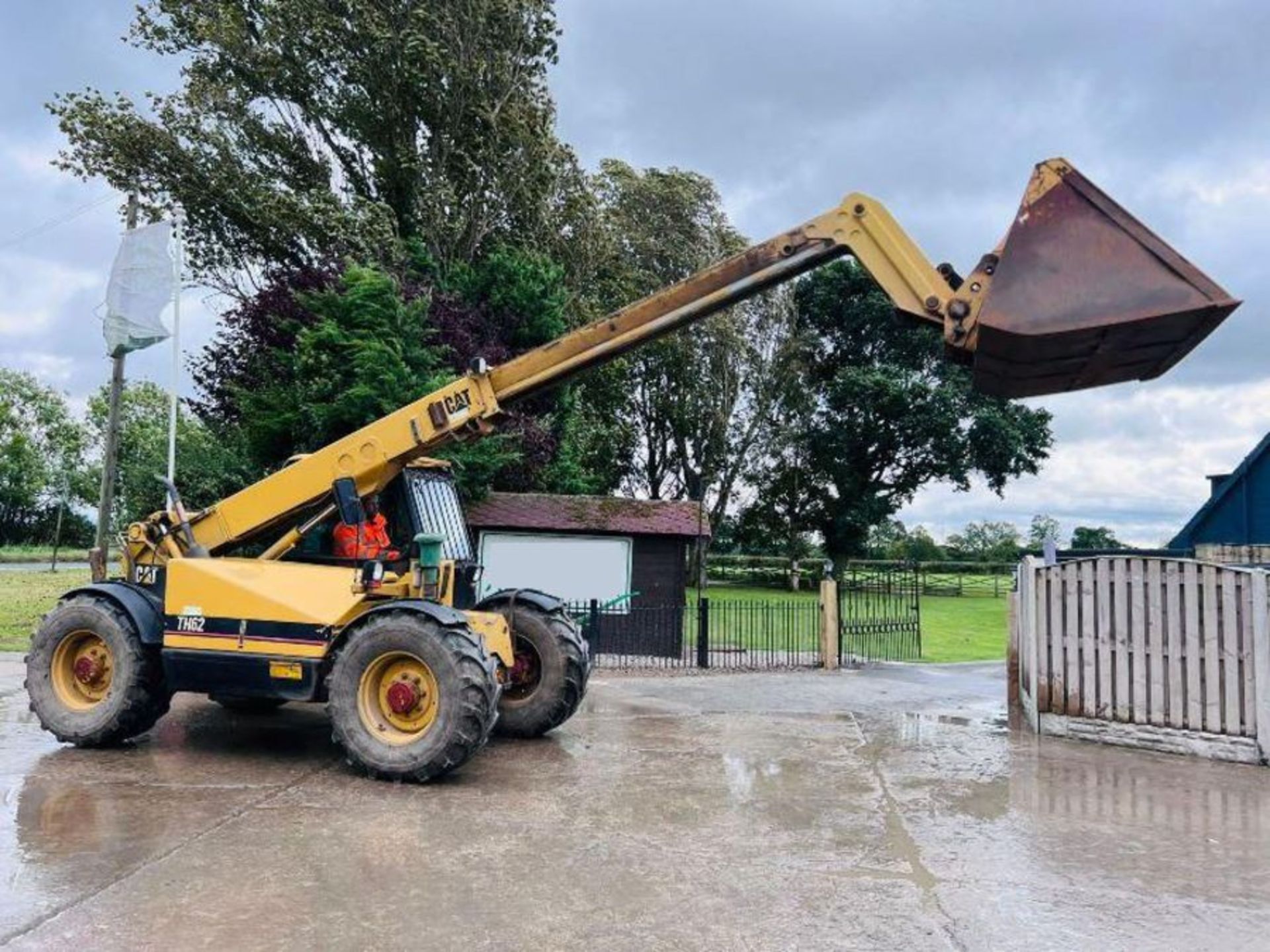 CATERPILLAR TH62 4WD TELEHANDLER *AG-SPEC* C/W PICK UP HITCH - Image 15 of 16