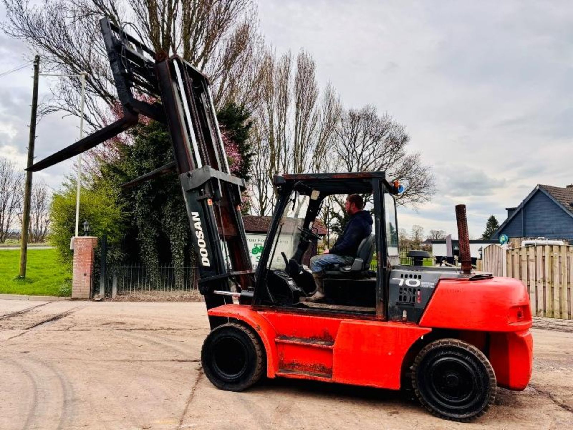 DOOSAN D706-5 7 TON DIESEL FORKLIFT *YEAR 2013* C/W SIDE SHIFT - Image 10 of 16