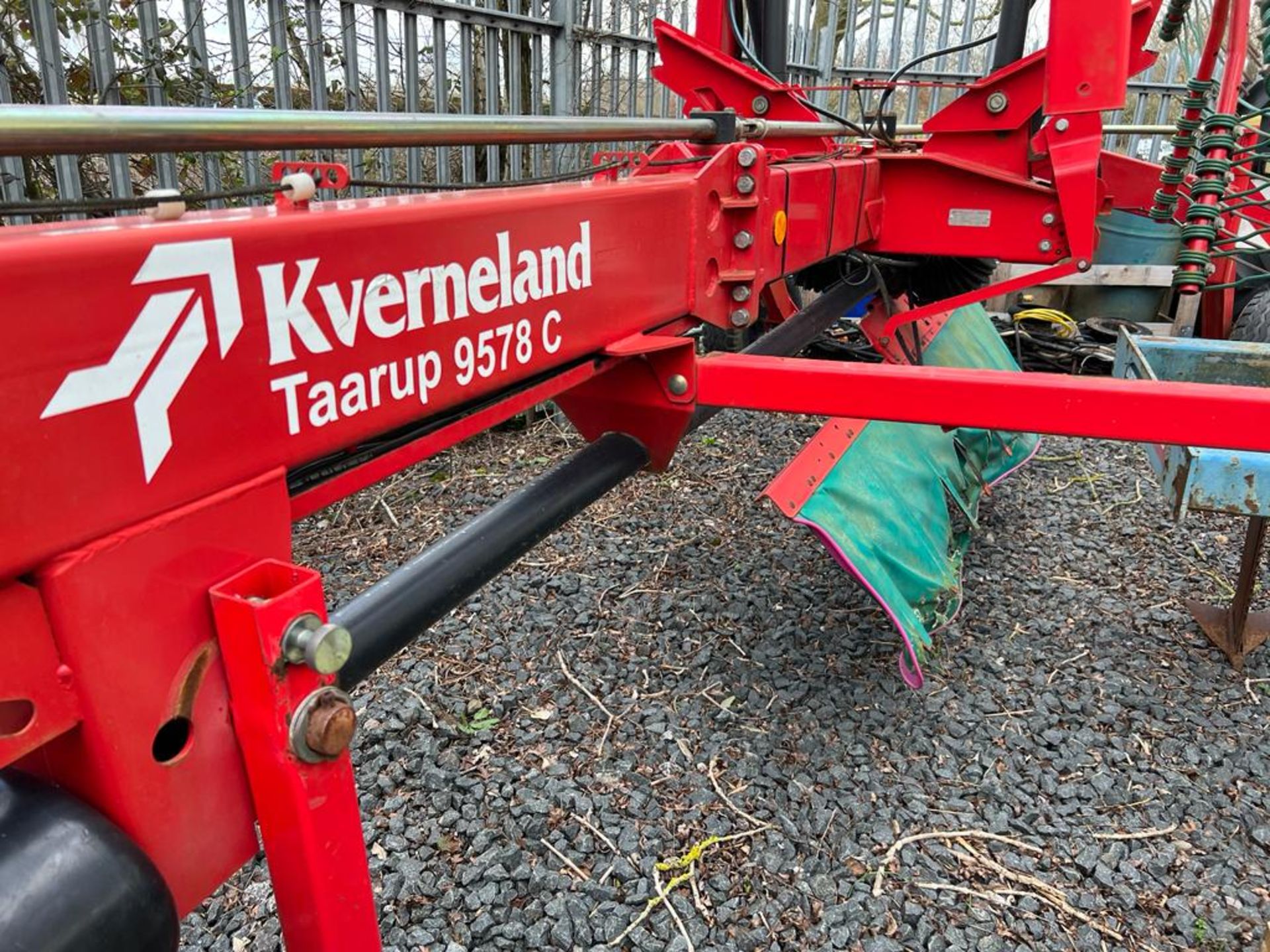 KVERNELAND TAARUP 9578C TWIN ROTO RAKE , 2013, SOLD AS SEEN - Image 2 of 13