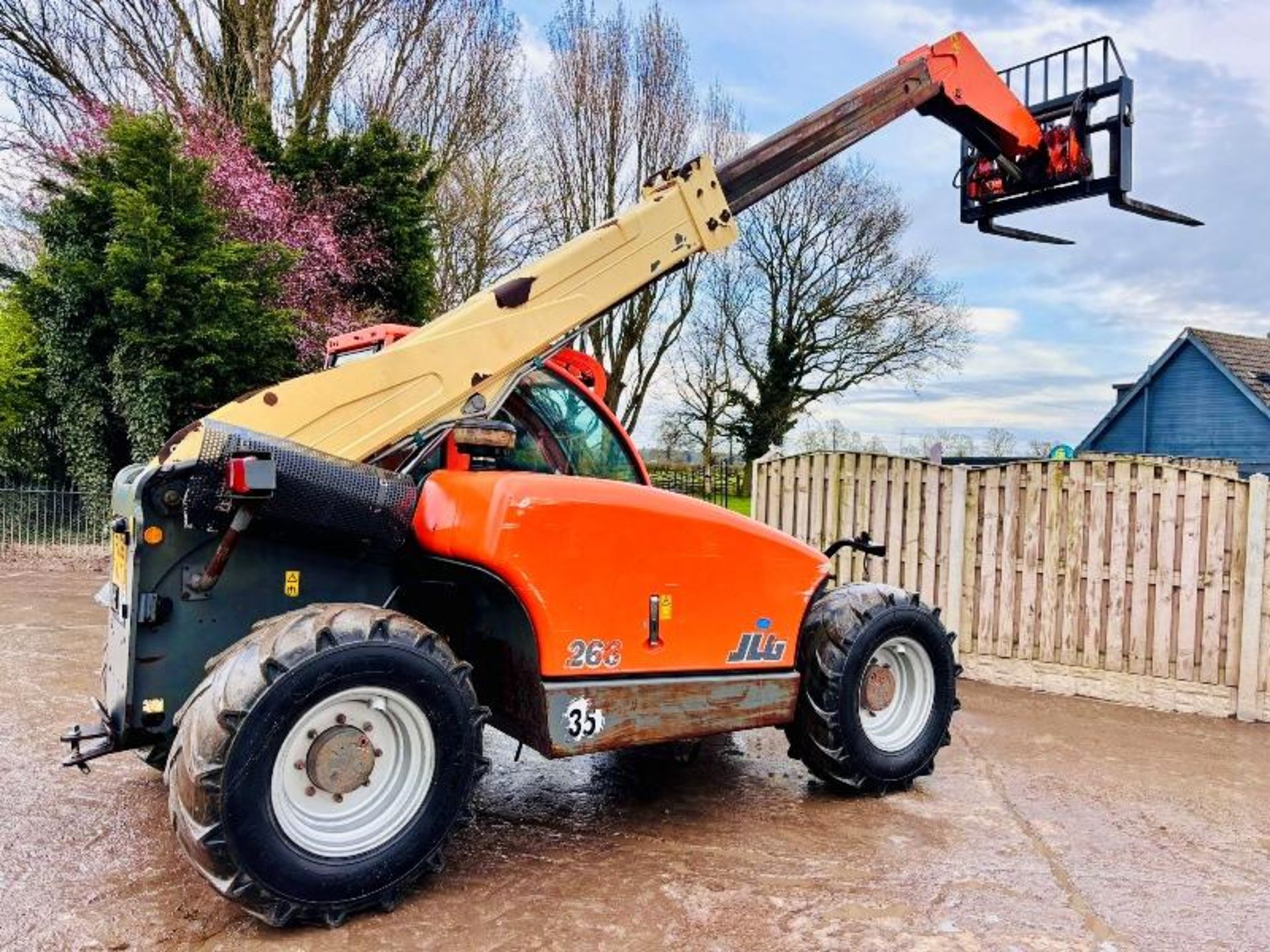 JLG 266 4WD TELEHANDLER *ROAD REGISTERED* C/W PALLET TINES  - Image 11 of 15