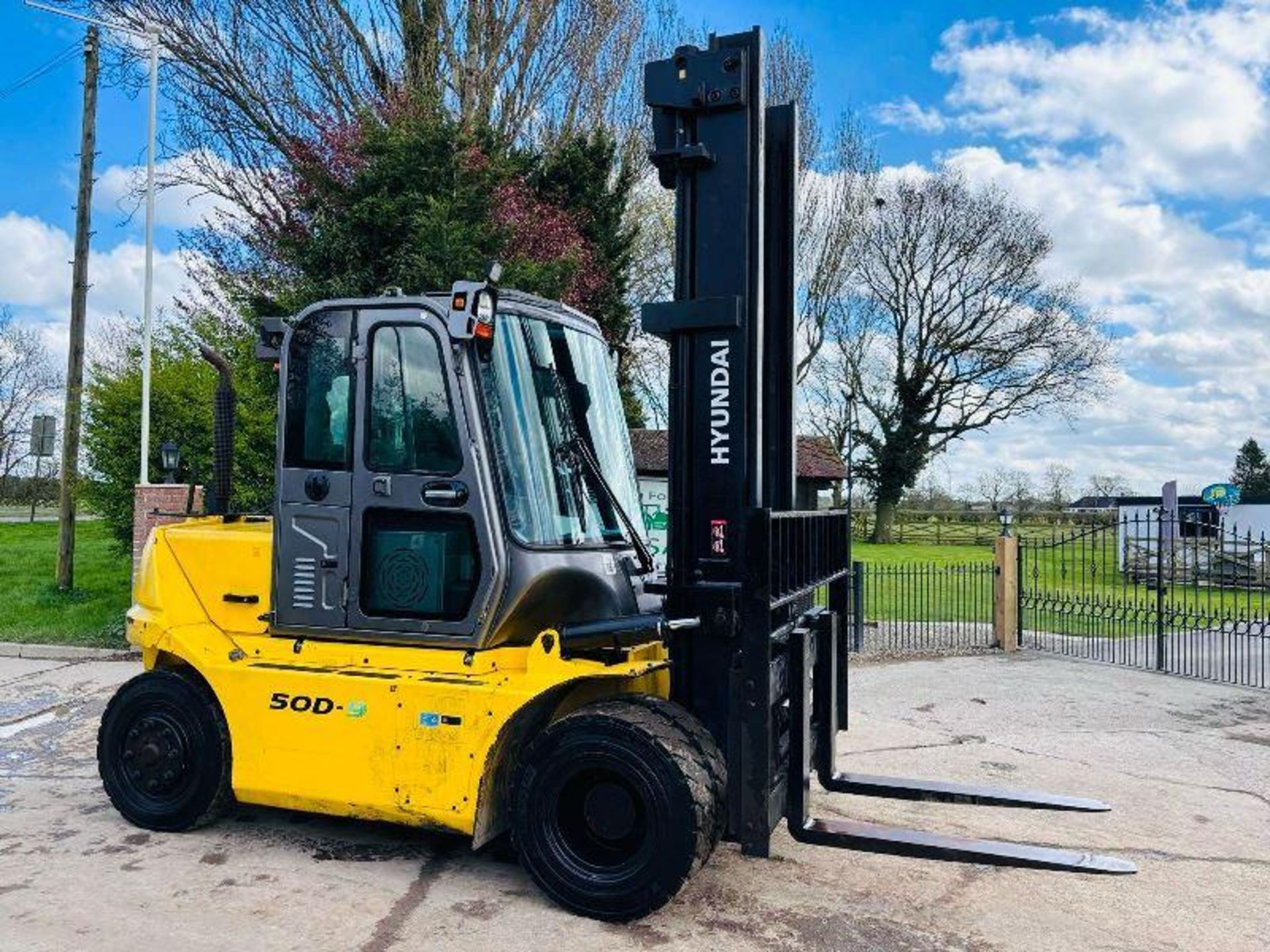 HYUNDAI 50D-9 DIESEL FORKLIFT *YEAR 2016, 5 TON LIFT* C/W SIDE SHIFT - Image 10 of 17