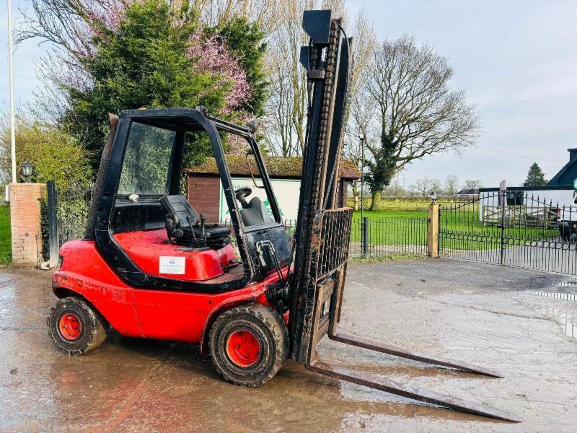 LINDE H30D DIESEL FORKLIFT C/W 2 STAGE MAST & PERKINS ENGINE