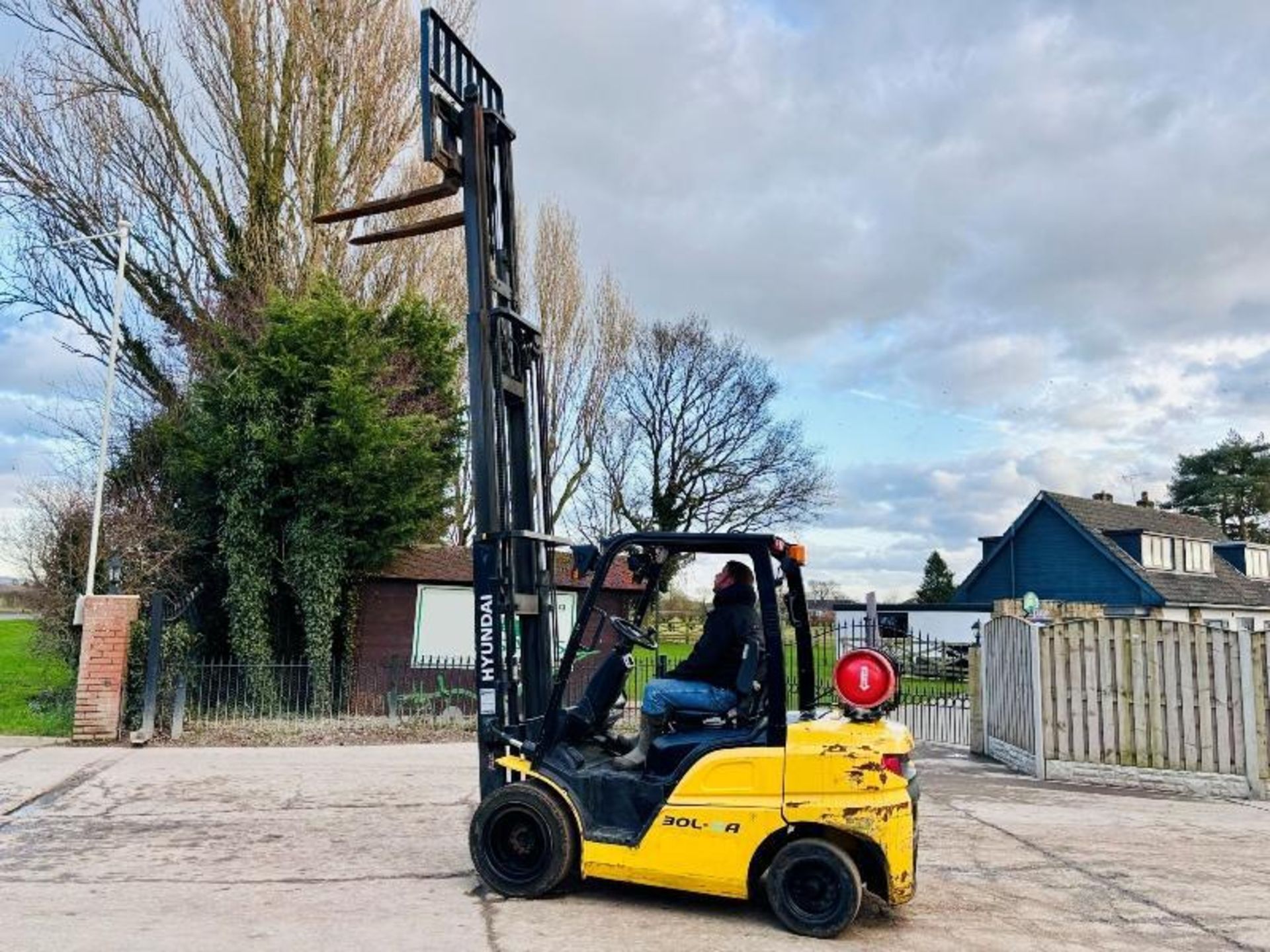 HYUNDAI 25L-9A CONTAINER SPEC FORKLIFT *YEAR 2017, 2956 HOURS* C/W SIDE SHIFT - Image 6 of 16