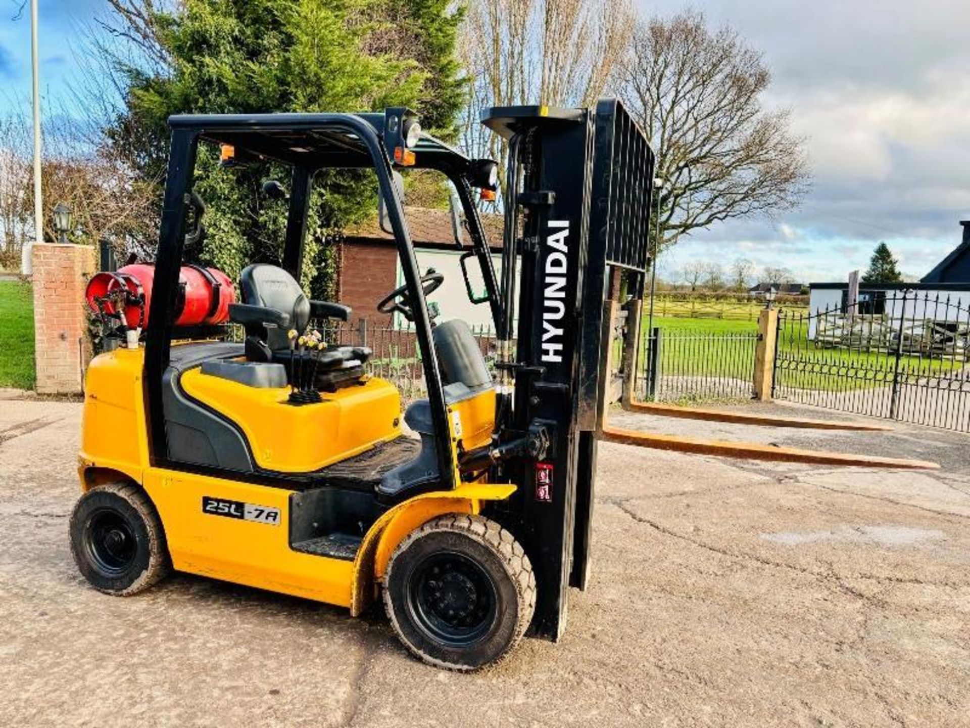 HYUNDAI 25L-7A CONTAINER SPEC FORKLIFT *YEAR 2018, 2172 HOURS* C/W SIDE SHIFT - Bild 7 aus 17