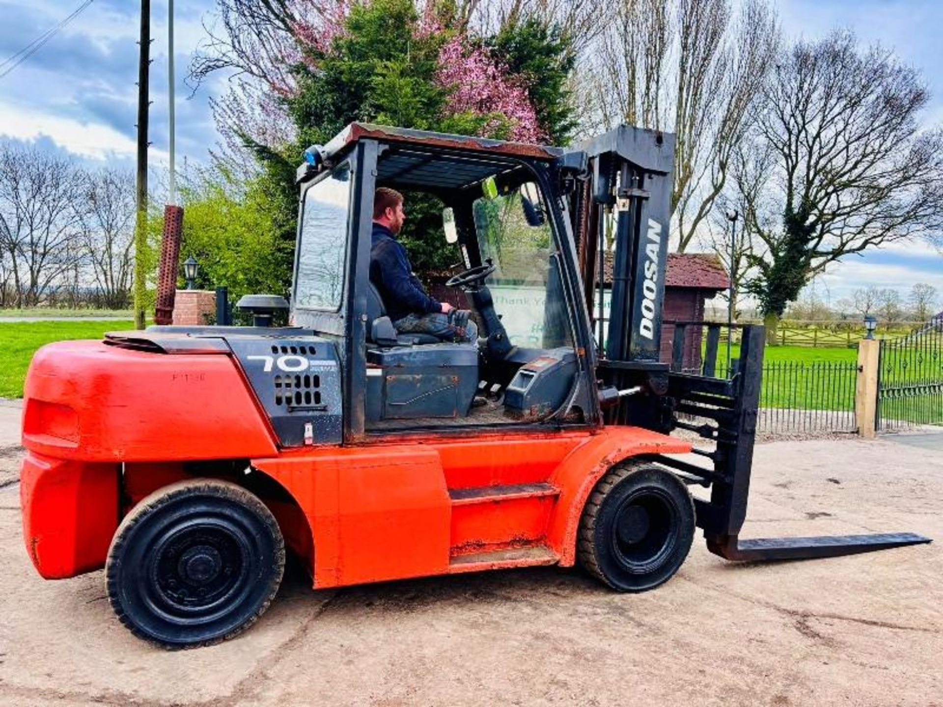 DOOSAN D706-5 7 TON DIESEL FORKLIFT *YEAR 2013* C/W SIDE SHIFT - Image 4 of 16