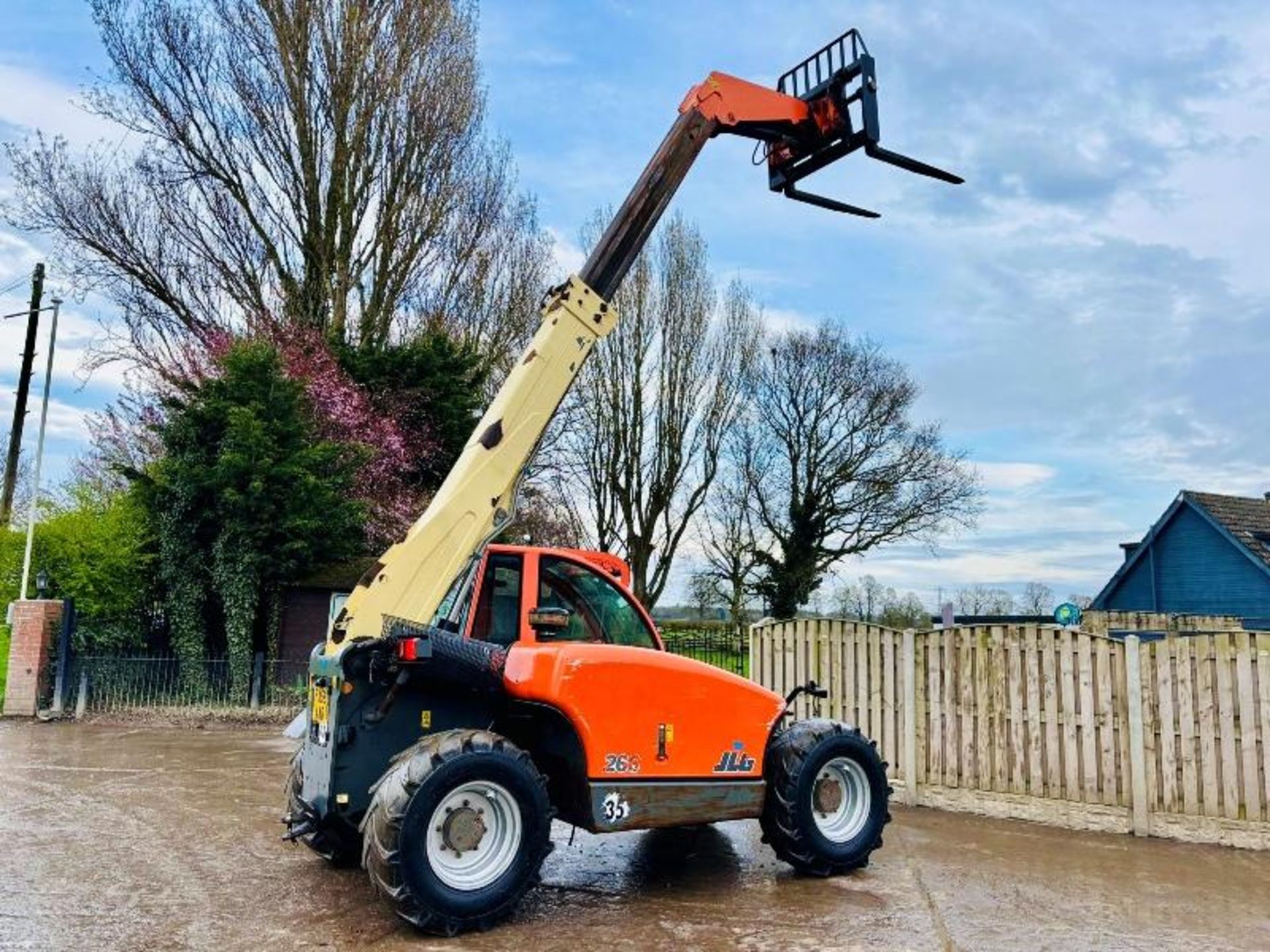 JLG 266 4WD TELEHANDLER *ROAD REGISTERED* C/W PALLET TINES  - Image 5 of 15