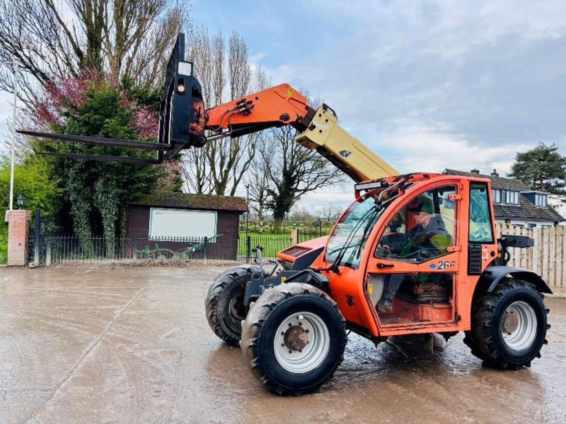 JLG 266 4WD TELEHANDLER *ROAD REGISTERED* C/W PALLET TINES  - Image 2 of 15