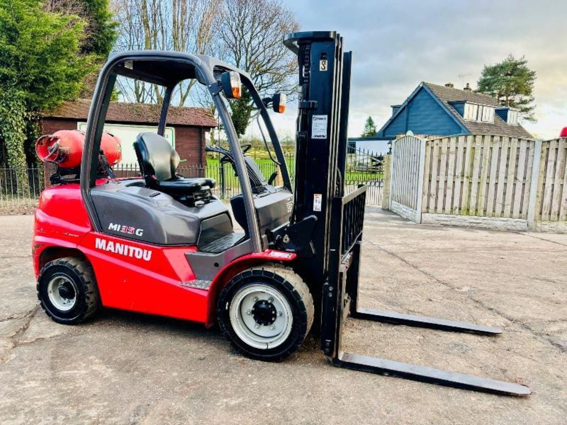 MANITOU MI35G CONTAINER SPEC FORKLIFT *YEAR 2016, 2070 HOURS* C/W SIDE SHIFT