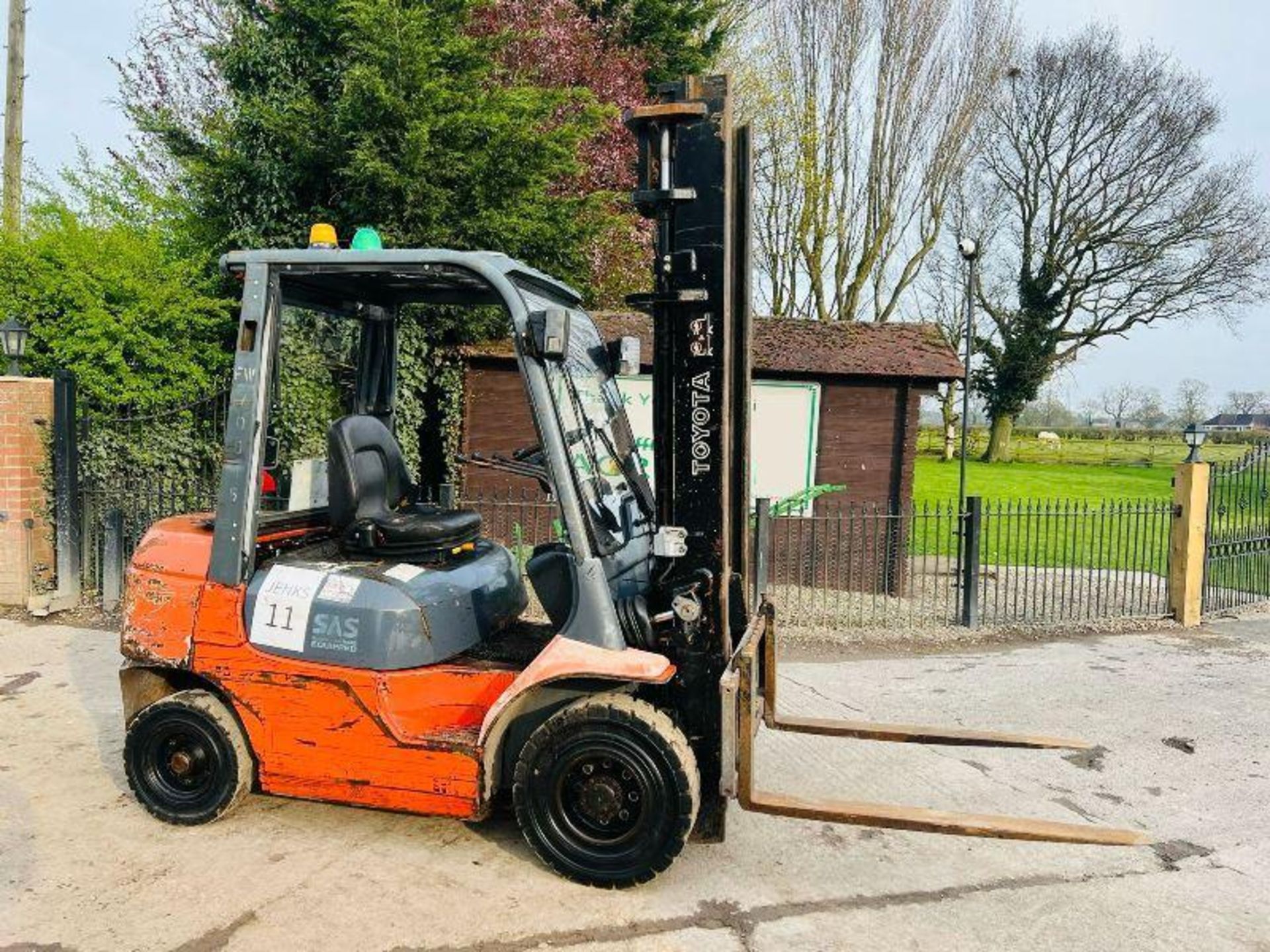 TOYOTA 25 DIESEL FORKLIFT C/W PALLET TINES - Image 12 of 12