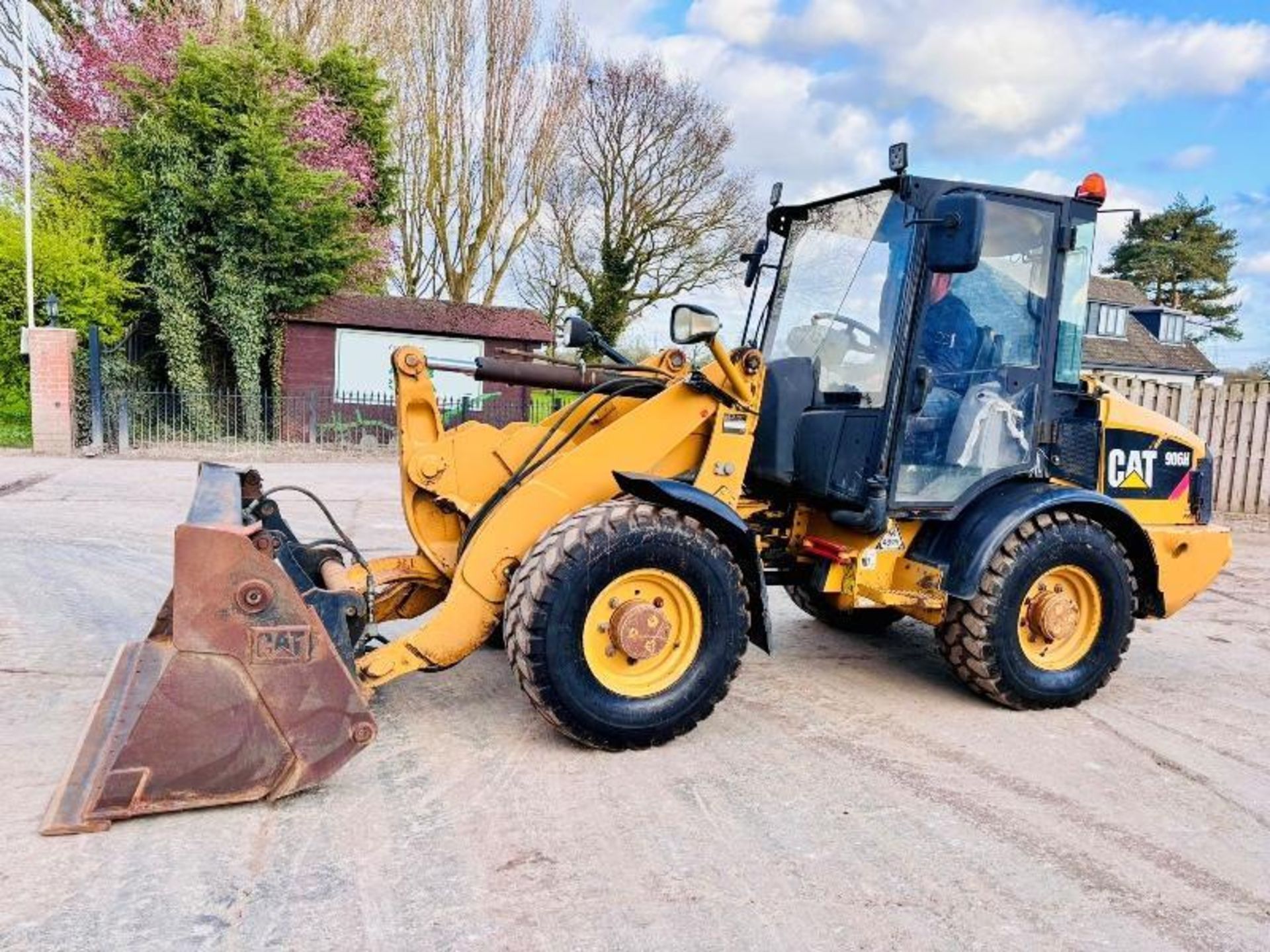 CATERPILLAR 906H LOADING SHOVEL C/W THREE IN ONE BUCKET 