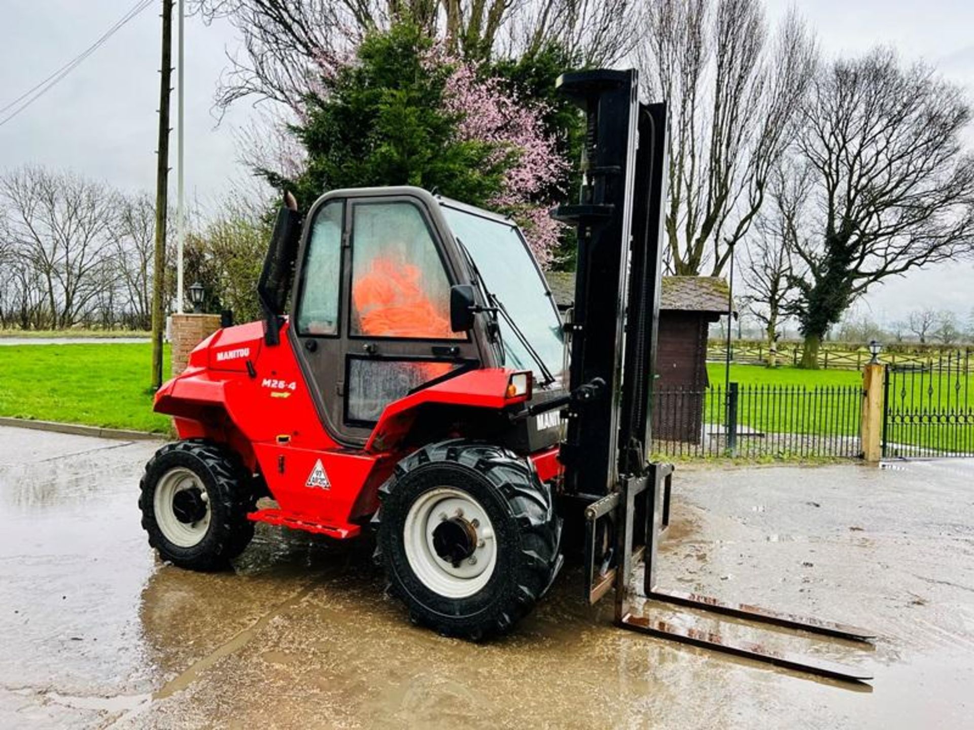 MANITOU M26-4 ROUGH TERRIAN 4WD FORKLIFT *YEAR 2017* C/W PALLET TINES