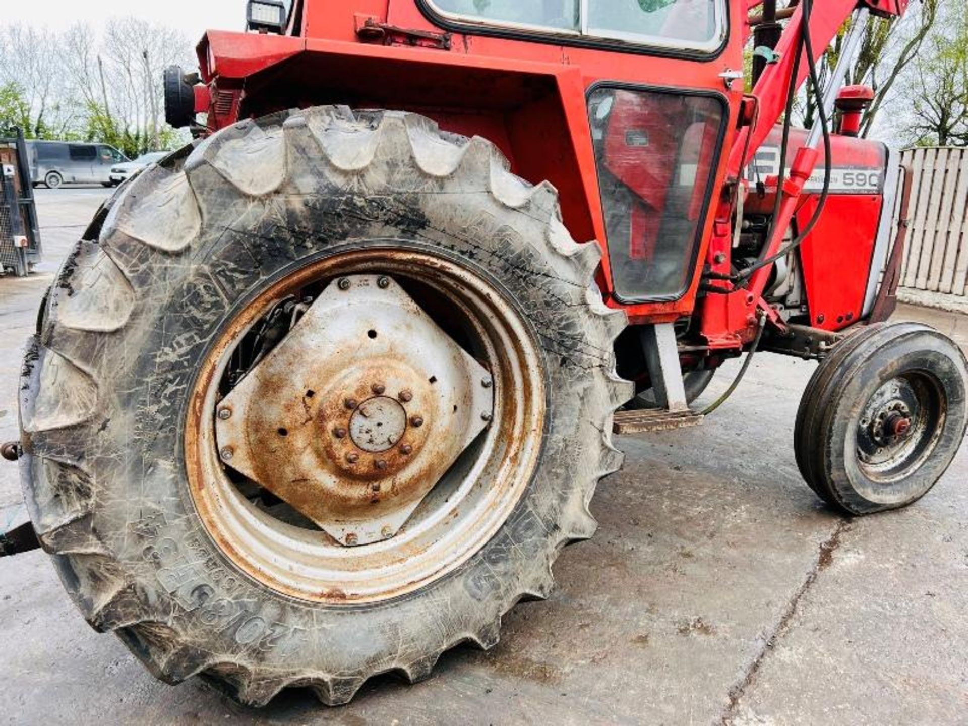 MASSEY FERGUSON MF590 TRACTOR C/W FRONT LOADER & MUCK FOLKS - Image 17 of 17