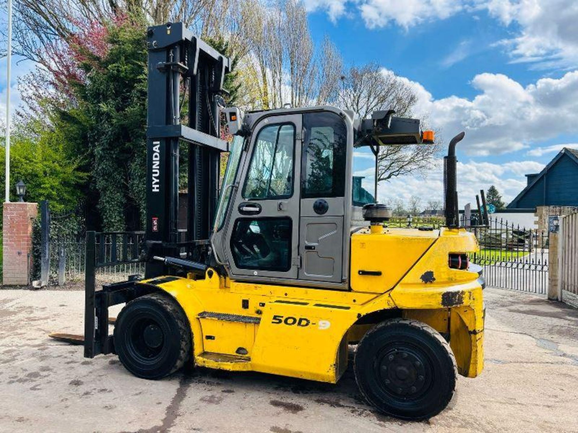HYUNDAI 50D-9 DIESEL FORKLIFT *YEAR 2016, 5 TON LIFT* C/W SIDE SHIFT - Image 7 of 19