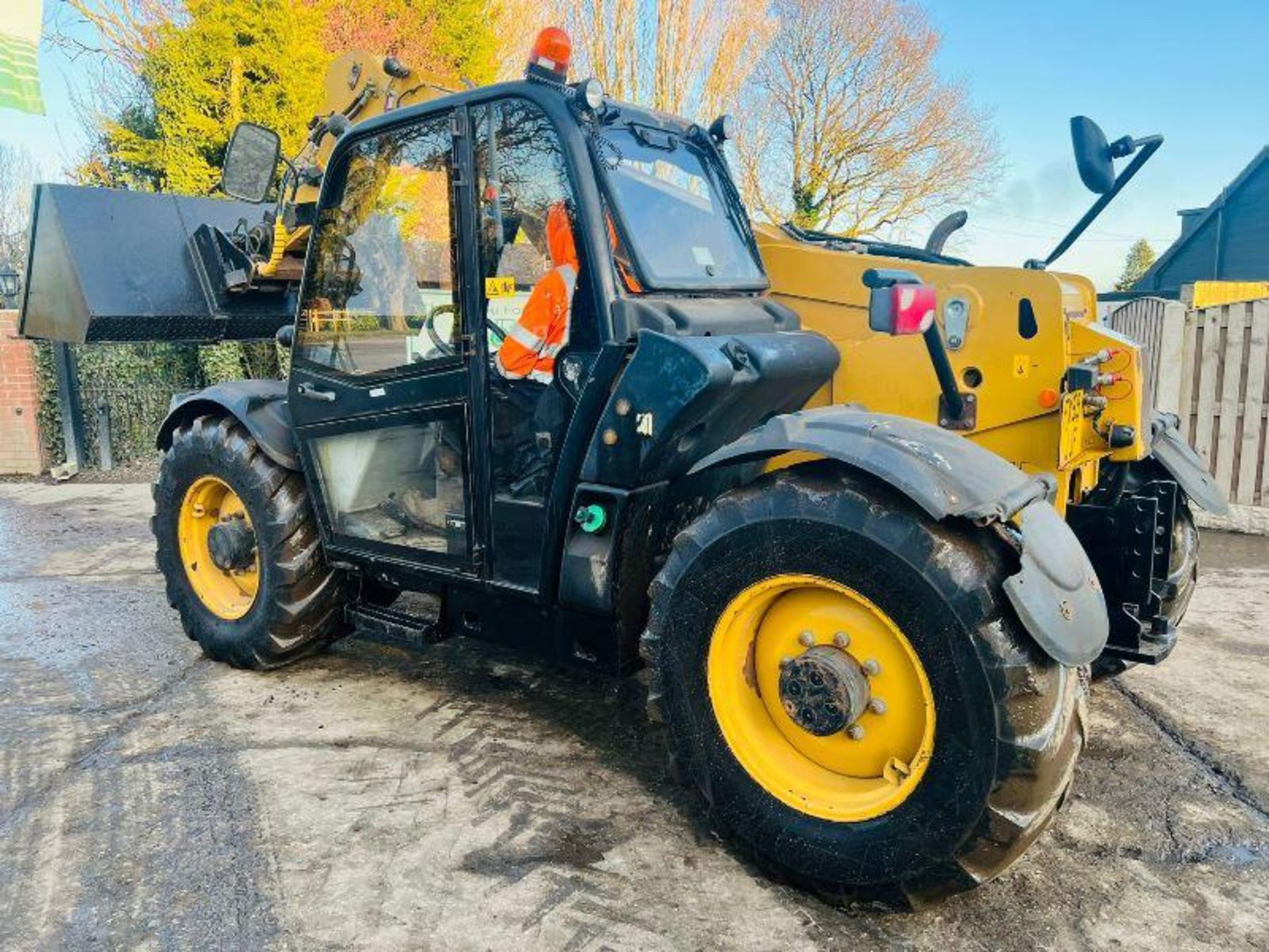 CATERPILLAR TH336 4WD TELEHANDLER * YEAR 2009 * C/W BRAND NEW BUCKET - Bild 9 aus 15