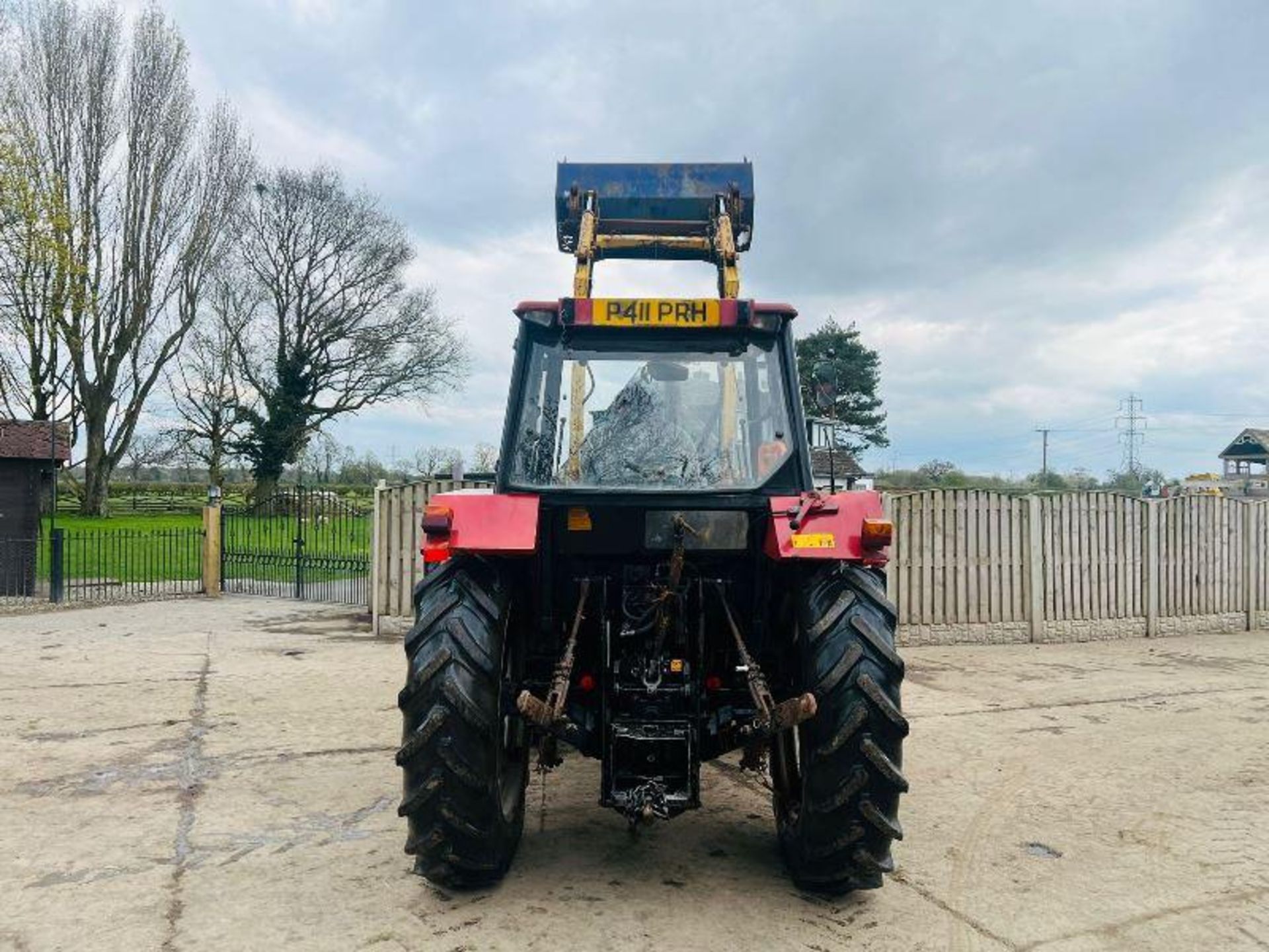 CASE 4240 4WD TRACTOR C/W FRONT LOADER, BUCKET & PALLET TINES - Image 17 of 17