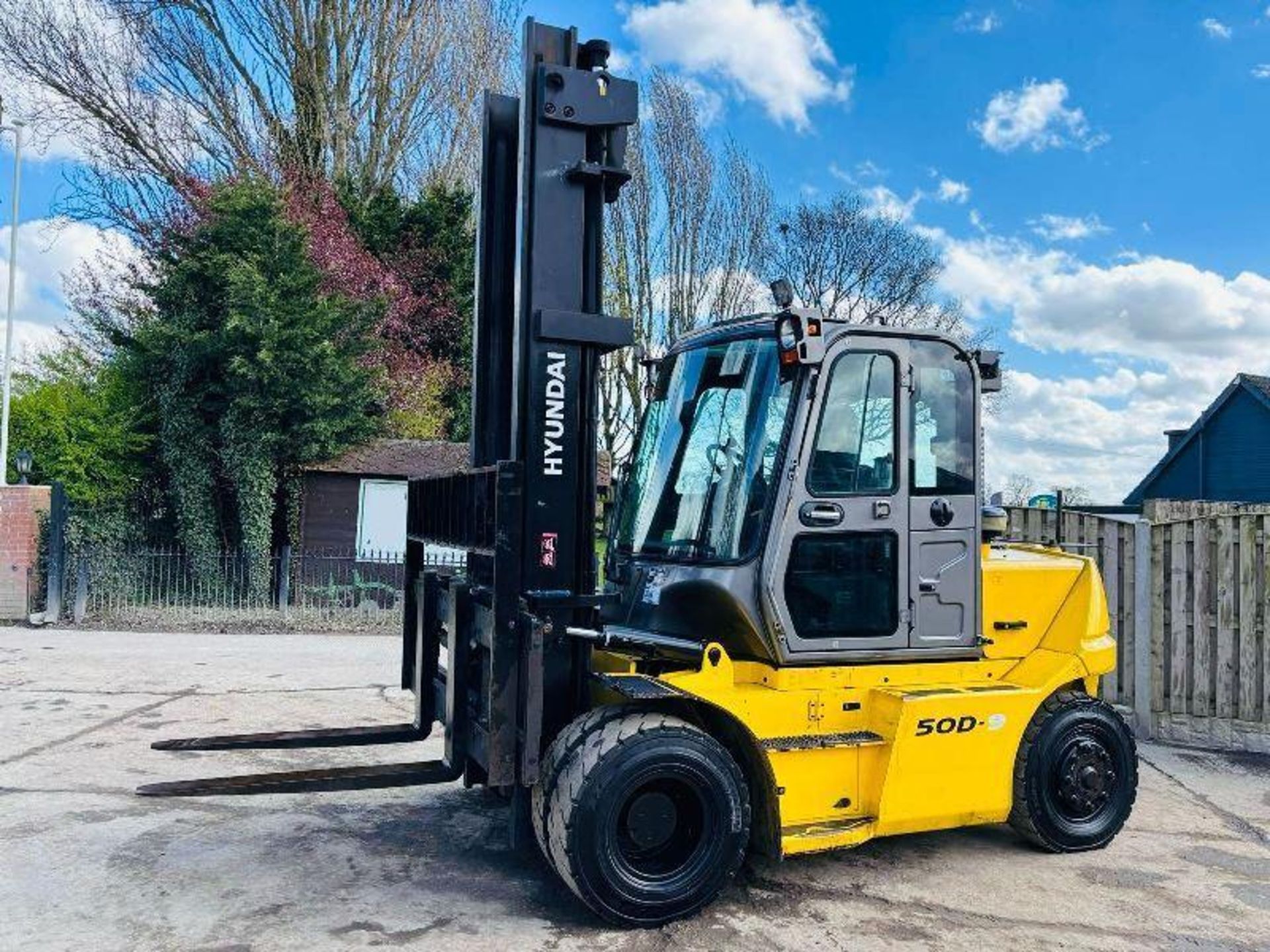 HYUNDAI 50D-9 DIESEL FORKLIFT *YEAR 2016, 5 TON LIFT* C/W SIDE SHIFT - Image 15 of 17