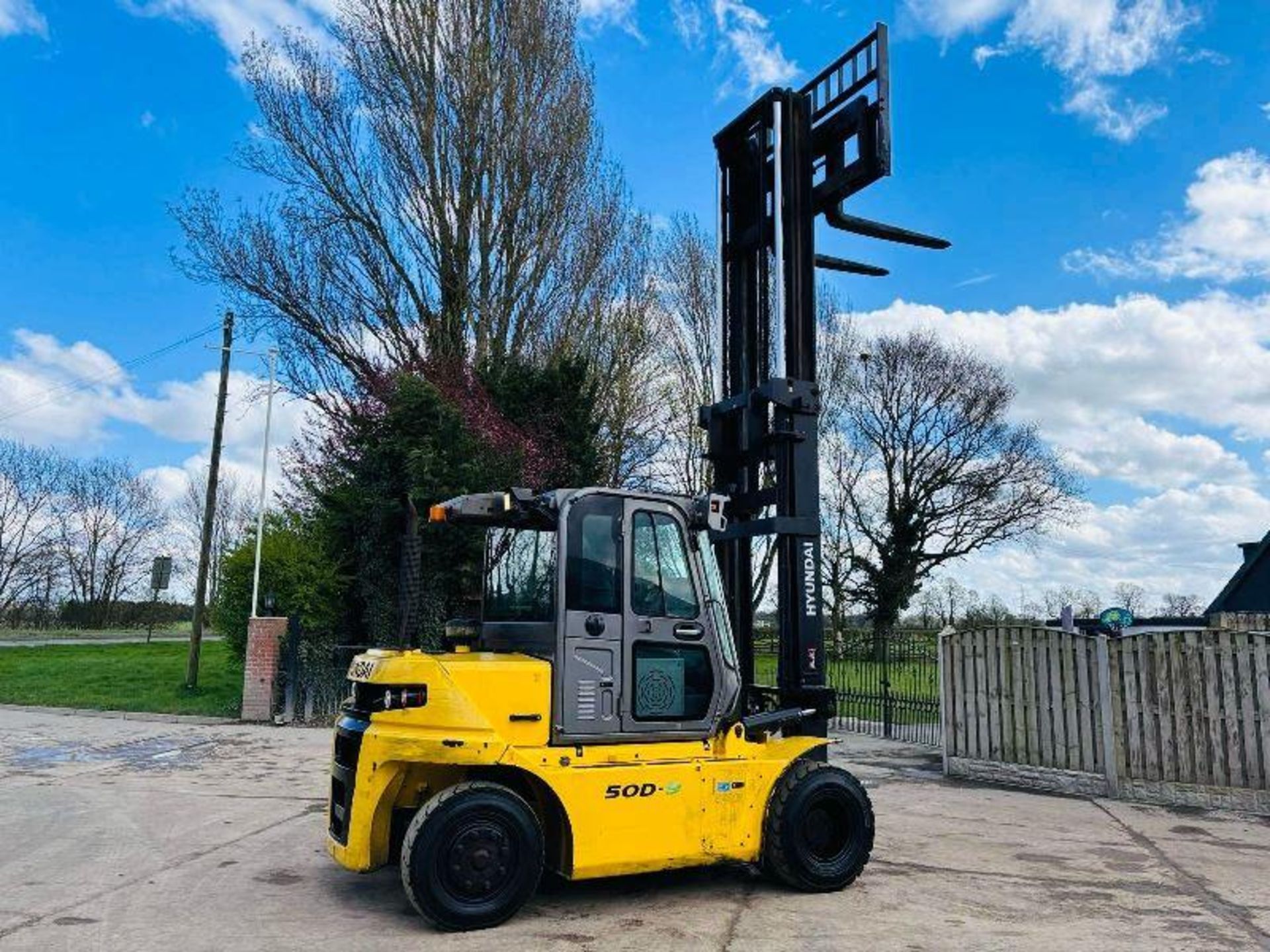 HYUNDAI 50D-9 DIESEL FORKLIFT *YEAR 2016, 5 TON LIFT* C/W SIDE SHIFT - Image 3 of 17
