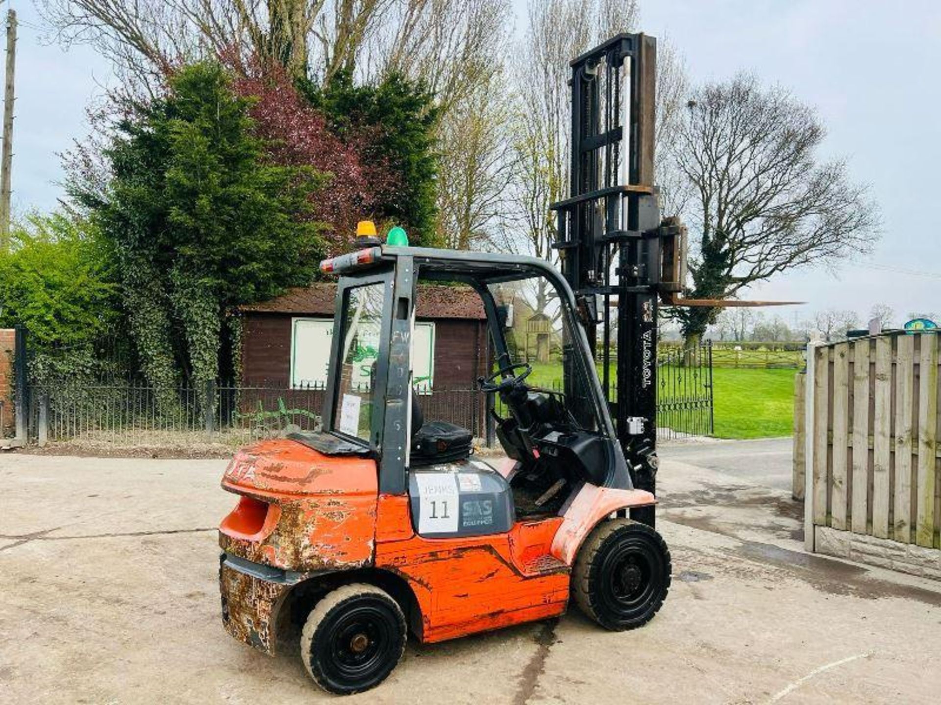 TOYOTA 25 DIESEL FORKLIFT C/W PALLET TINES - Image 3 of 12