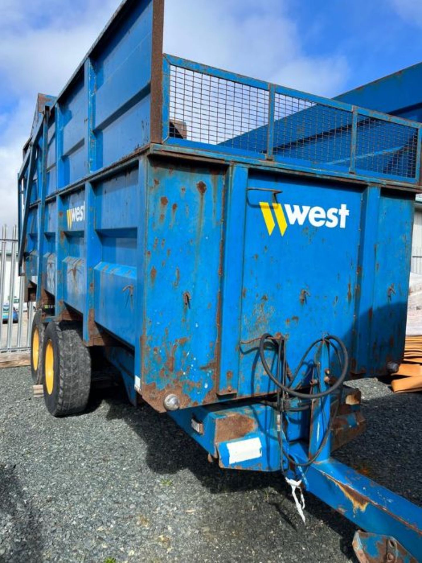 2006 WEST 10TON SILAGE TRAILER - DRAWBAR - AUTO DOOR